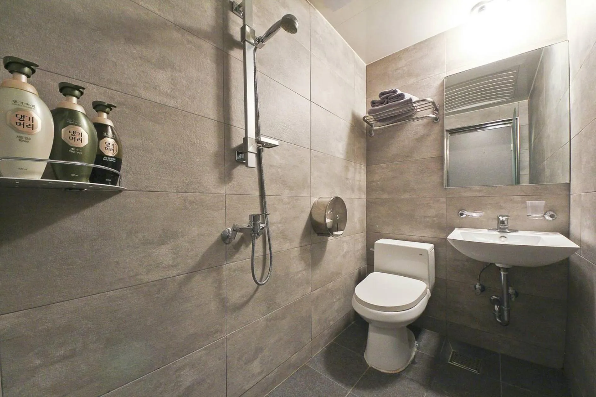 Shower in Carlton Hotel