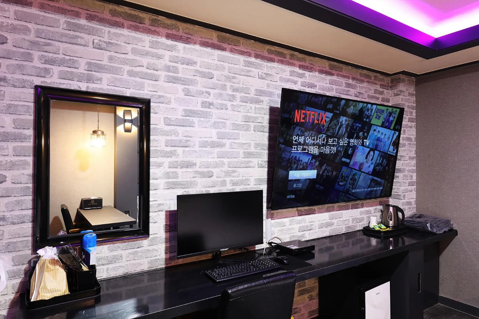 TV and multimedia in Carlton Hotel