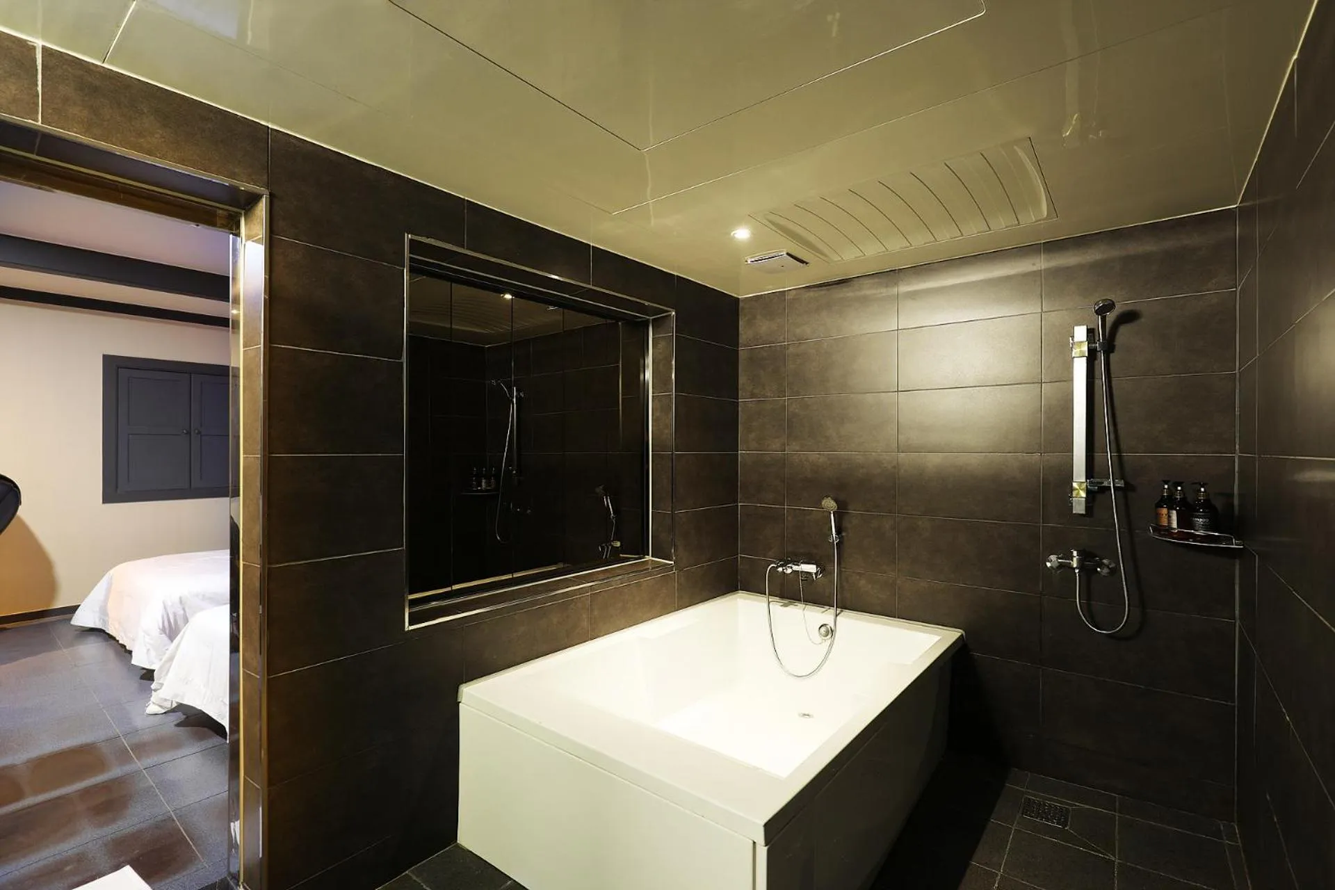 Shower in Carlton Hotel
