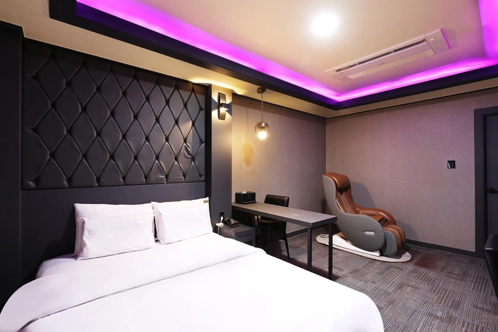 Bed in Carlton Hotel