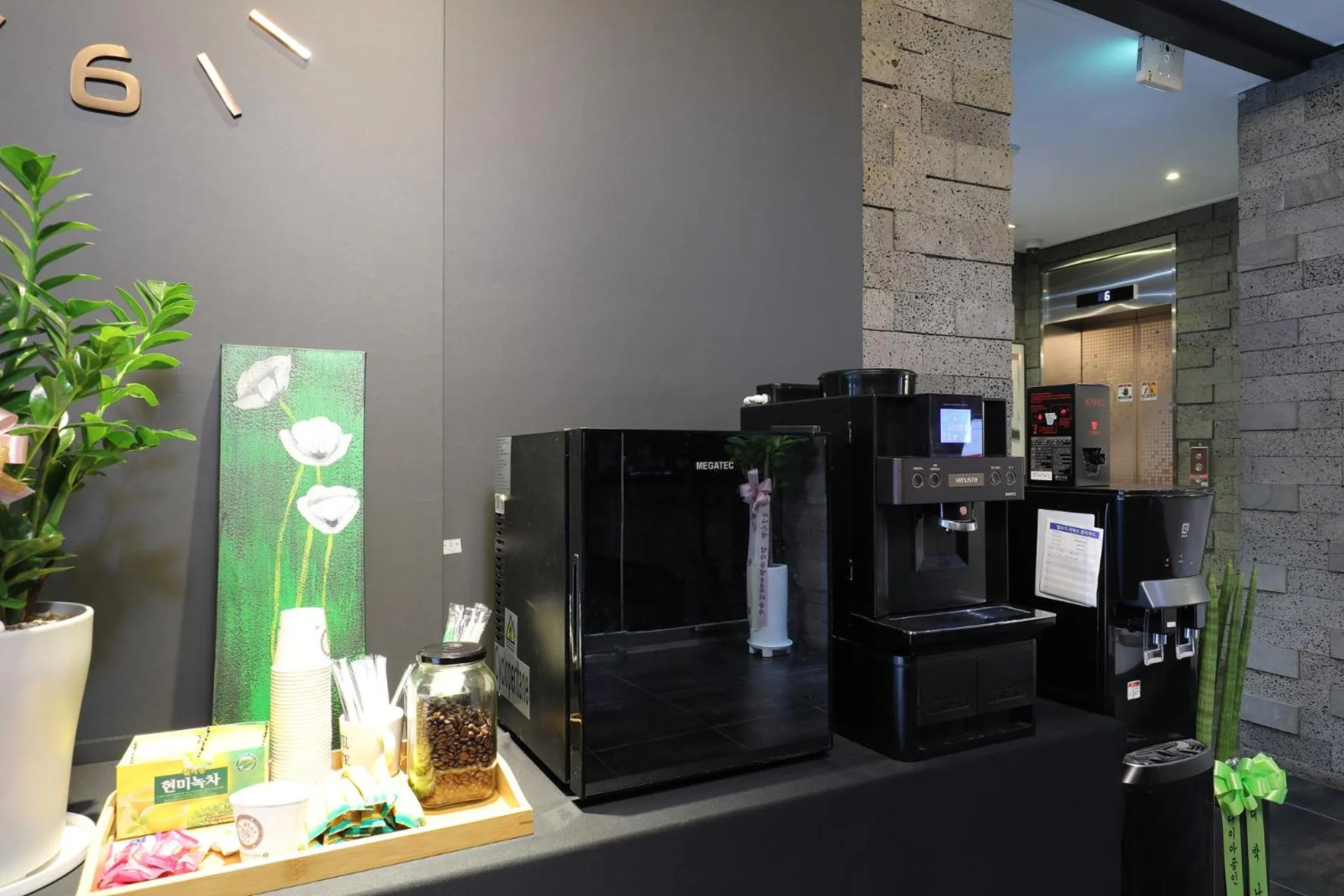 Coffee/tea facilities in Carlton Hotel