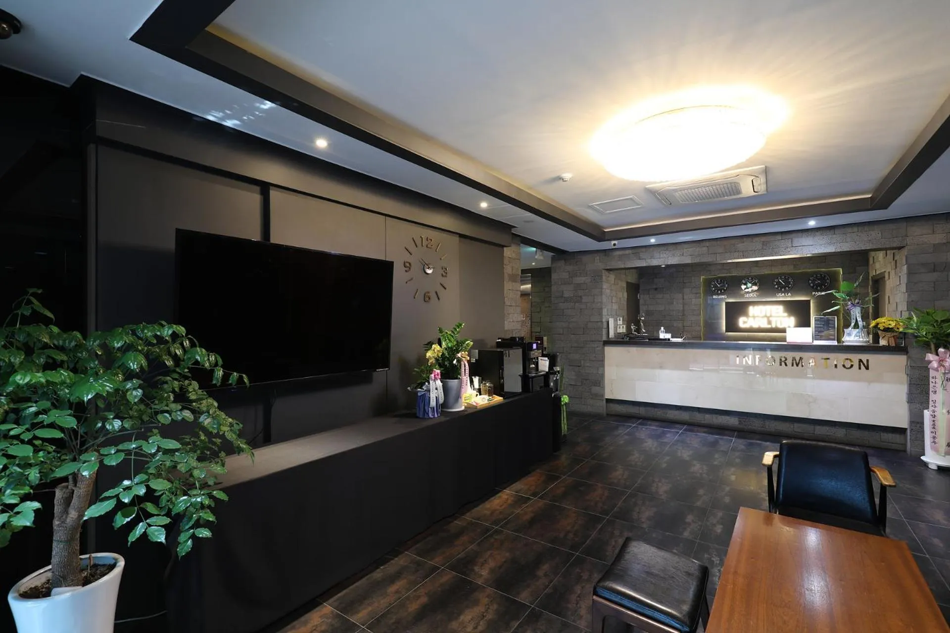 Communal lounge/ TV room in Carlton Hotel