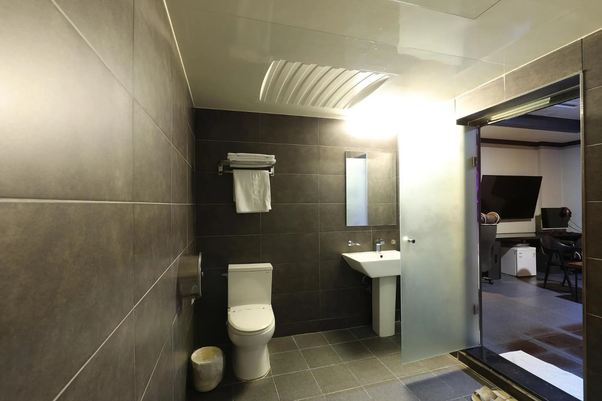 Shower in Carlton Hotel