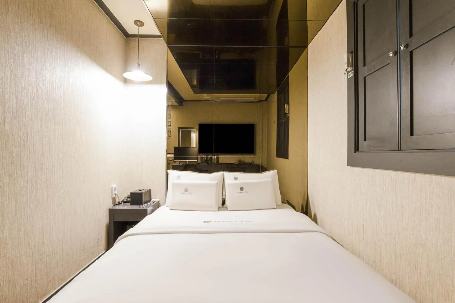 Bed in Carlton Hotel