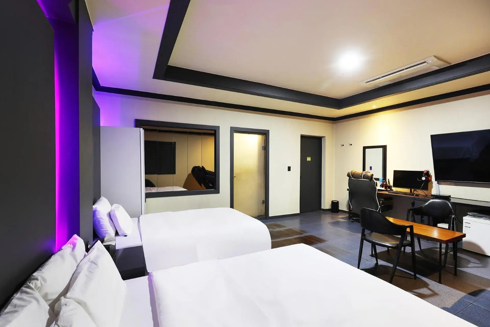 Luxury Quadruple Room in Carlton Hotel Luxury Quadruple Room in Carlton Hotel