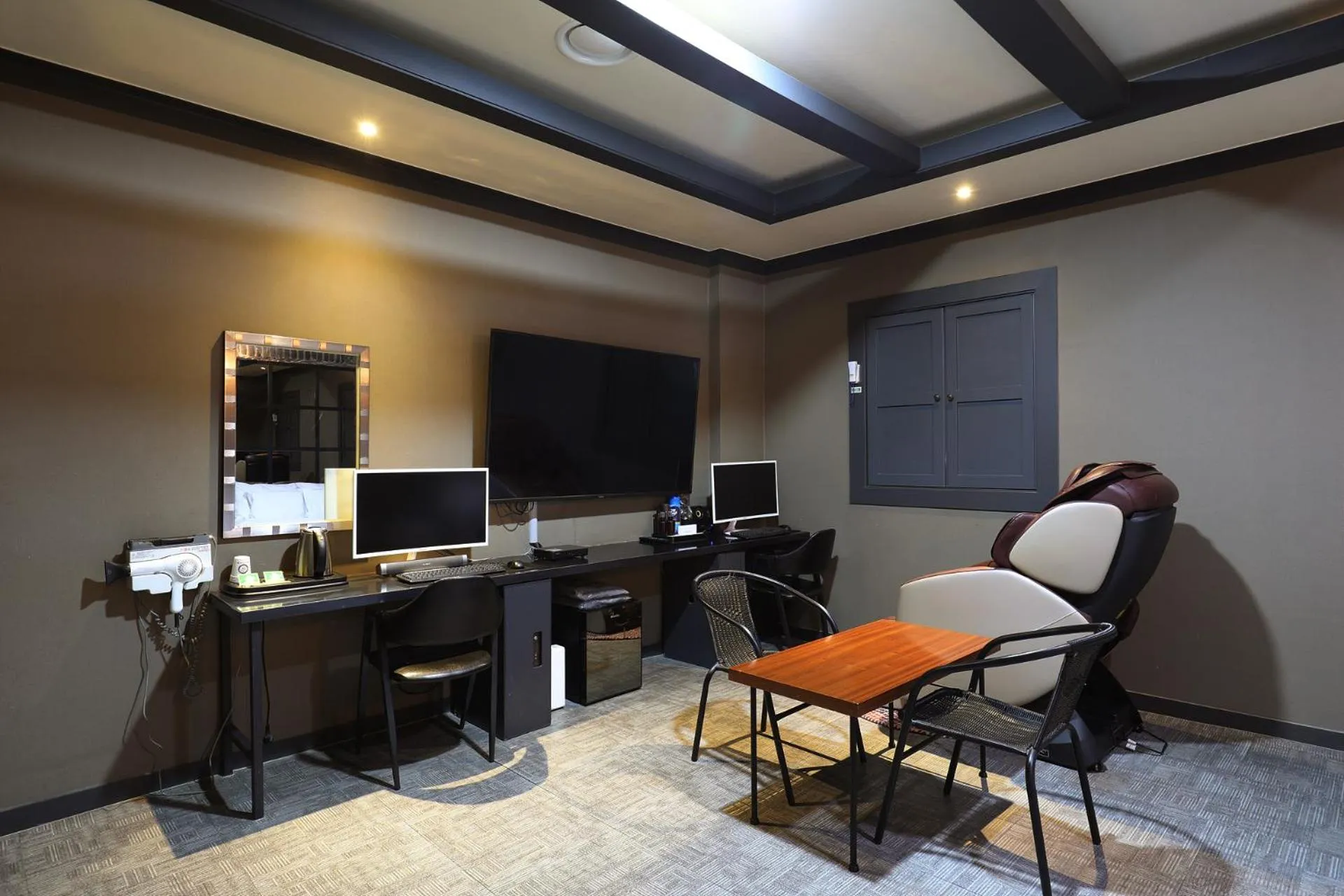 TV and multimedia in Carlton Hotel