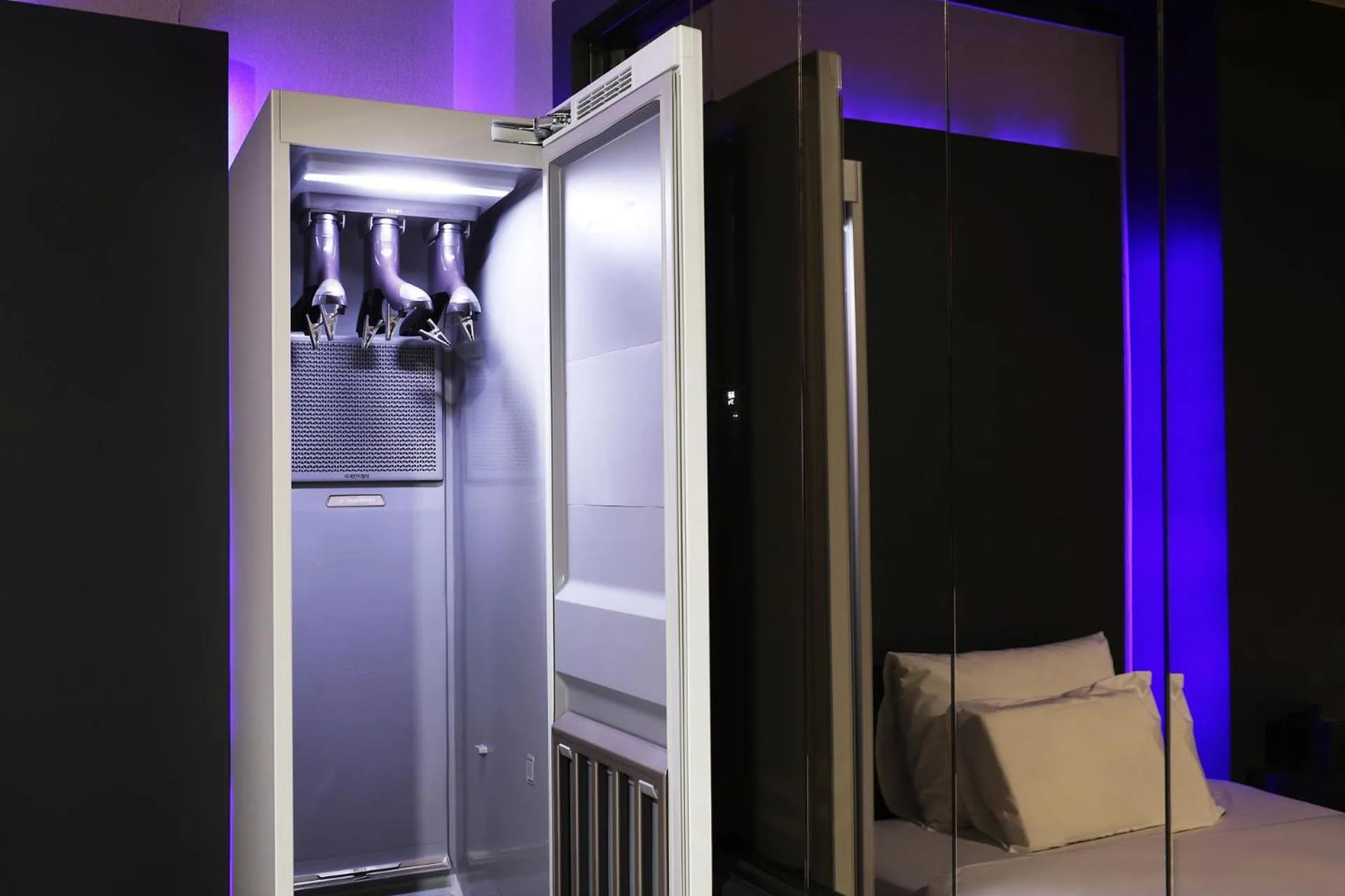 wardrobe, Bed in Carlton Hotel