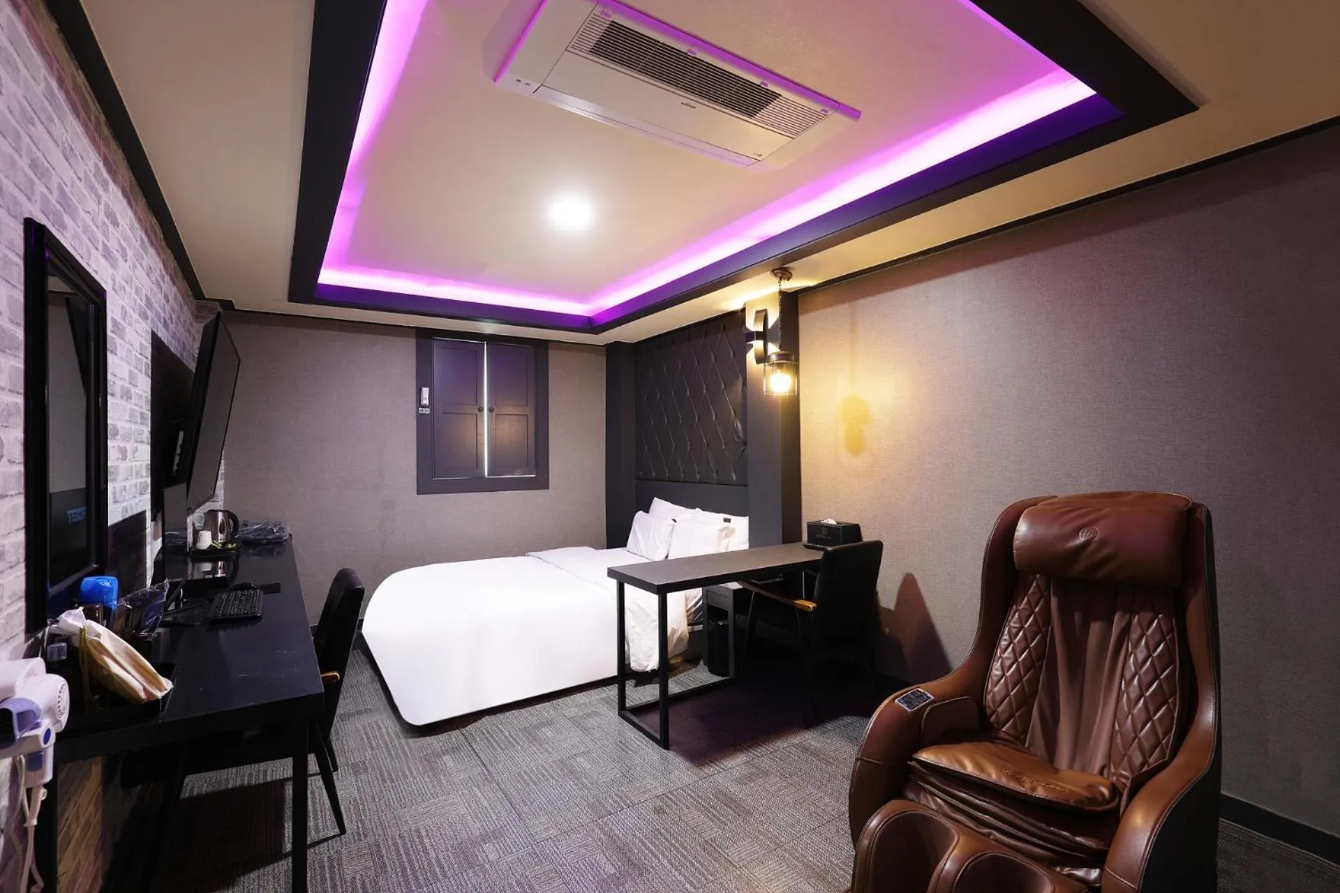 Bed in Carlton Hotel