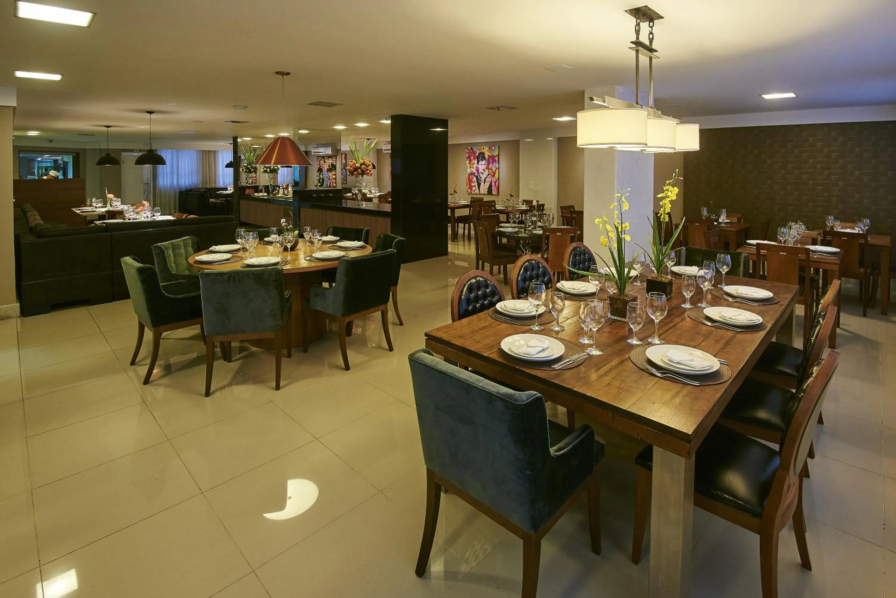 Restaurant/places to eat in Alfa Hotel