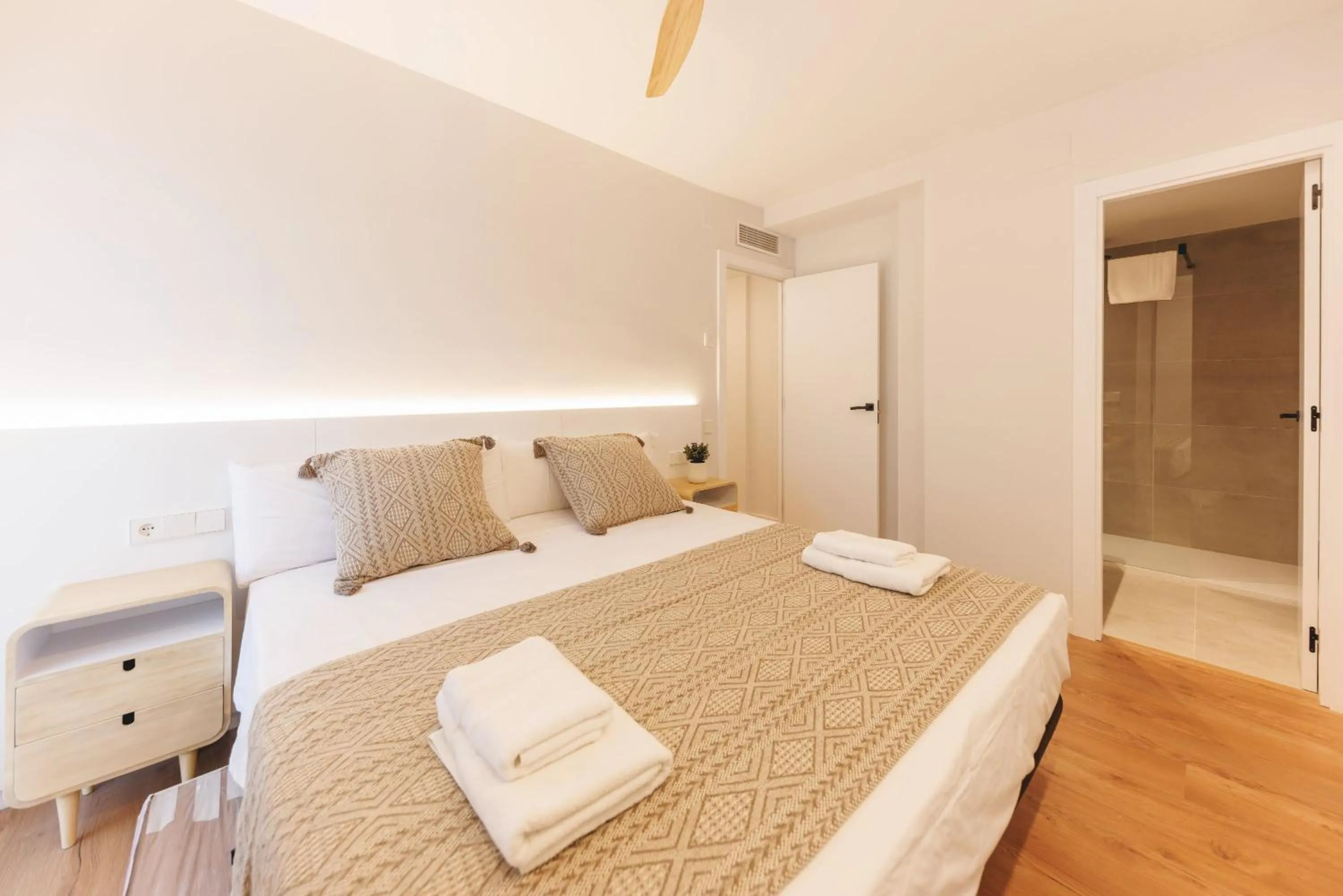 Bed in Bravissimo Devesa, 3 bedrooms and near the parc