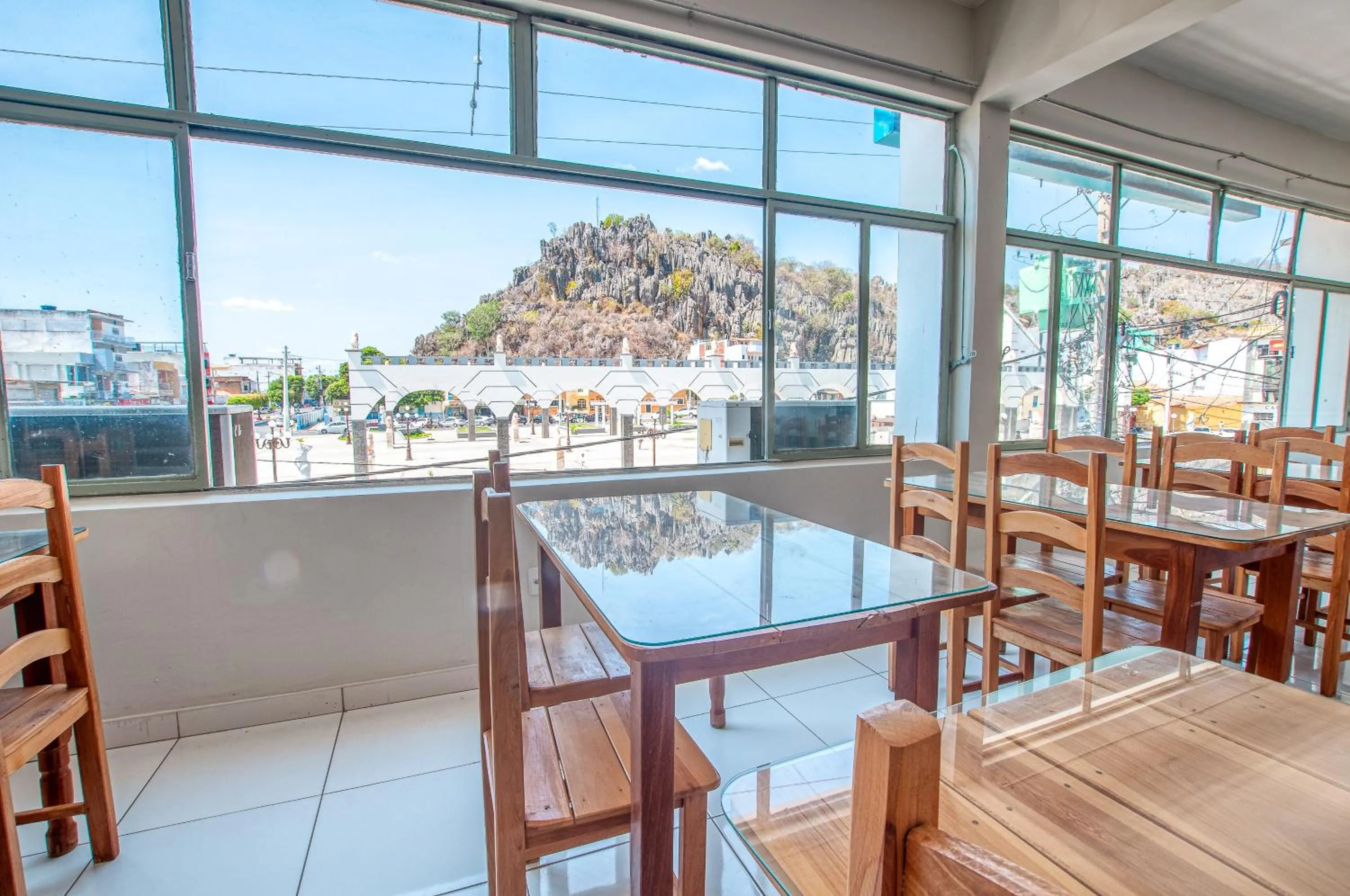 Restaurant/places to eat in Lapa Hotel