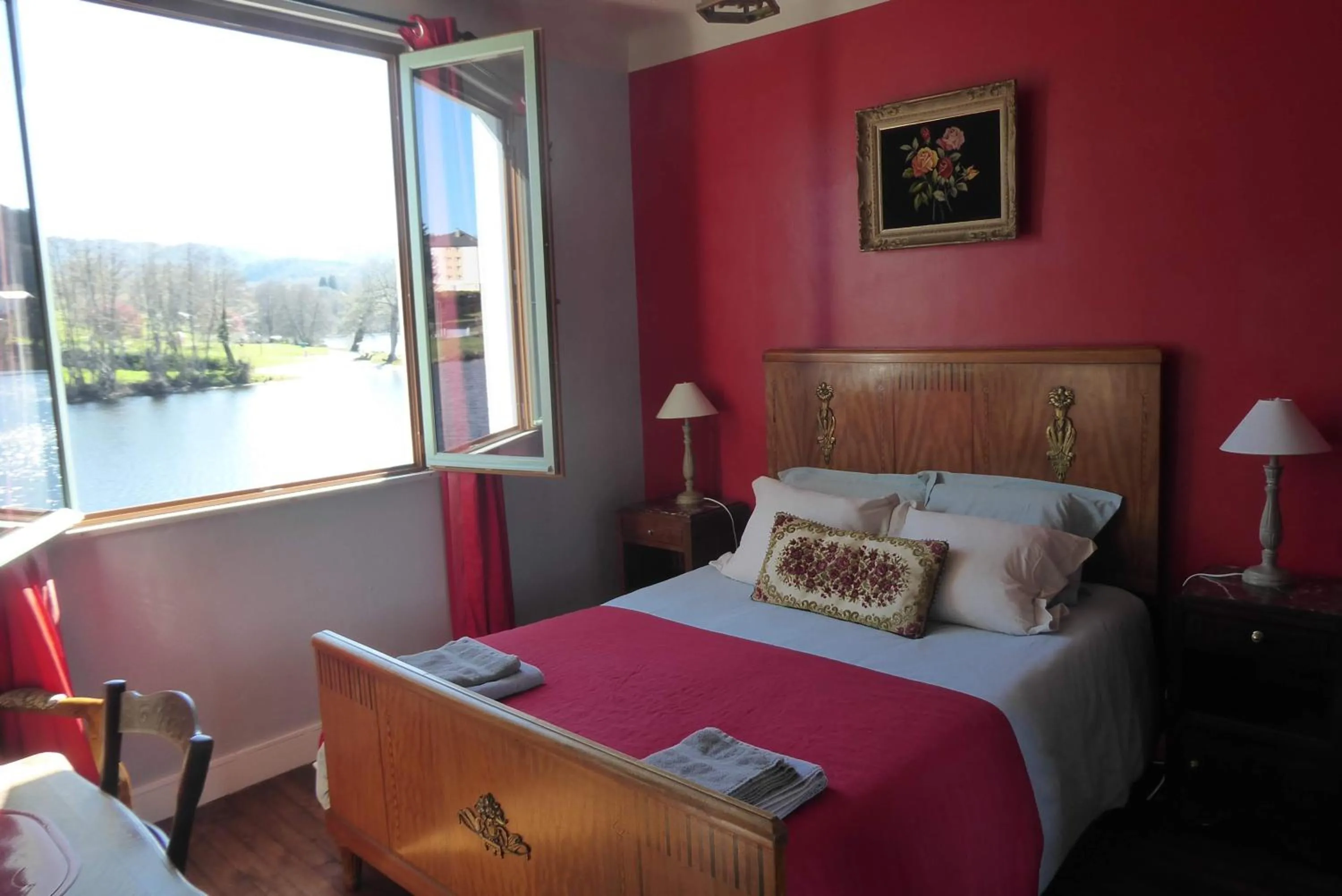 Double Room with Private Bathroom and Lake View - single occupancy in Chambres d'Hôtes L'Hirondelle du Lac