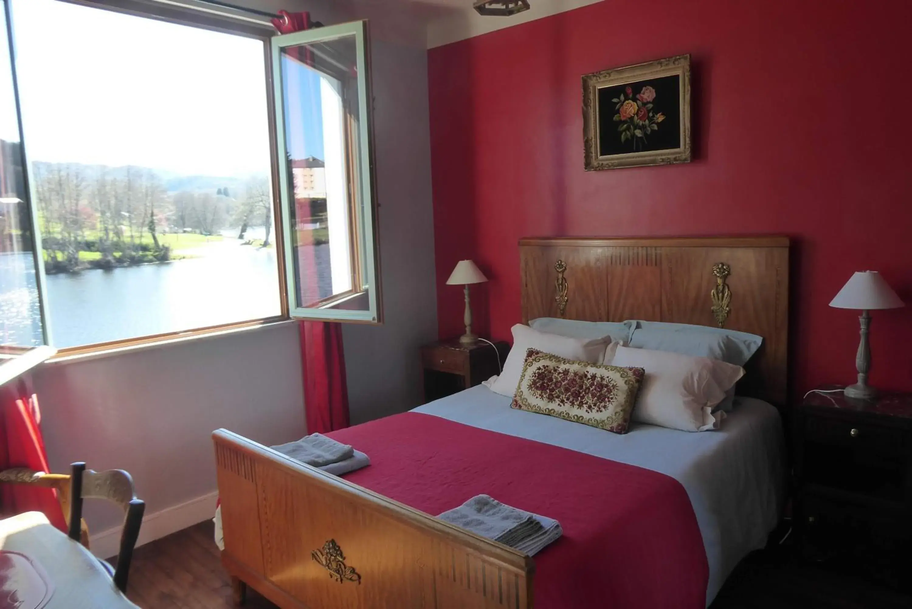 Double Room with Private Bathroom and Lake View - single occupancy in Chambres d'Hôtes L'Hirondelle du Lac Double Room with Private Bathroom and Lake View - single occupancy in Chambres d'Hôtes L'Hirondelle du Lac