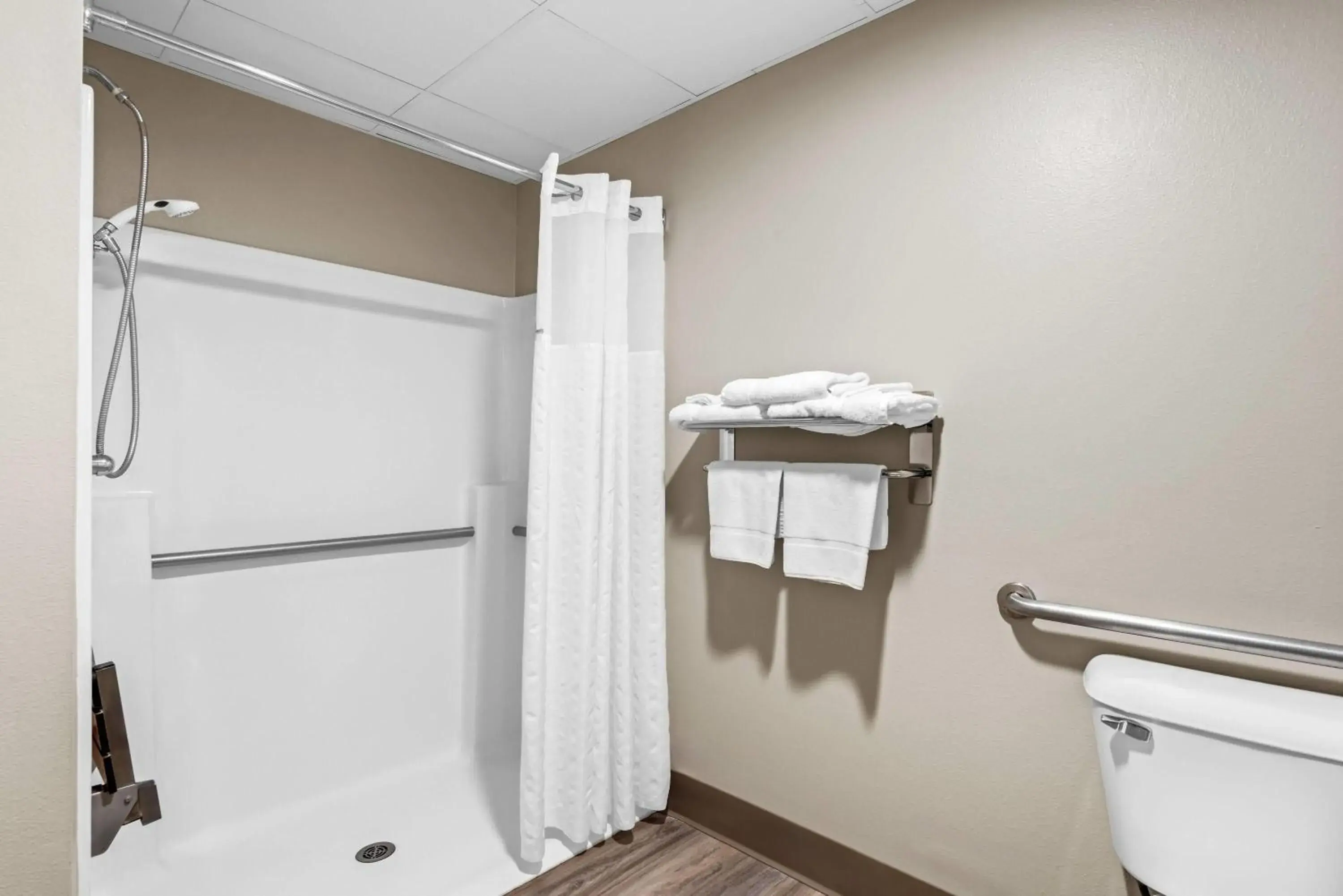 King Room - Disability Access - Non-Smoking in Days Inn by Wyndham Carroll King Room - Disability Access - Non-Smoking in Days Inn by Wyndham Carroll