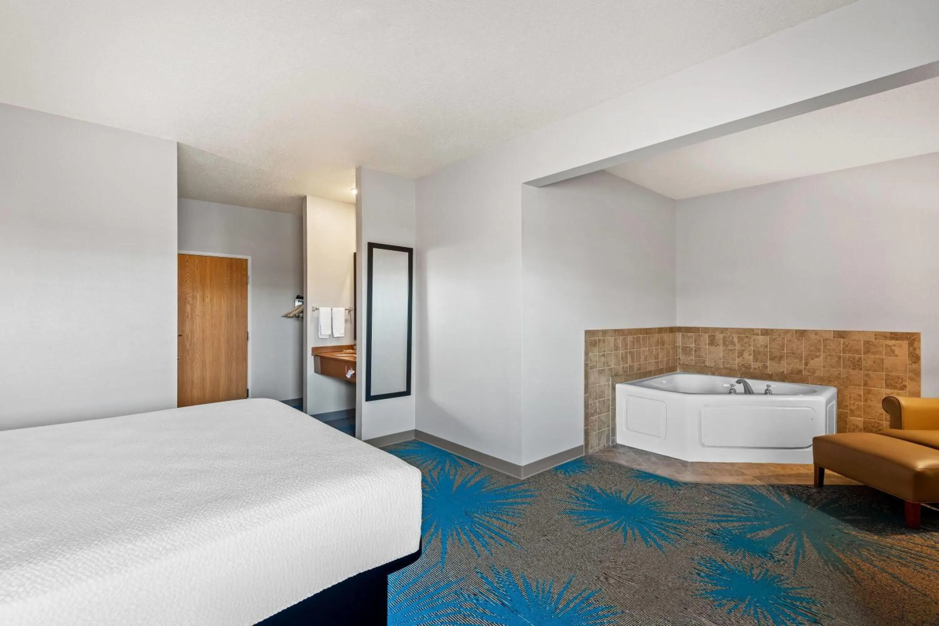 Bath, Bed in Days Inn by Wyndham Carroll