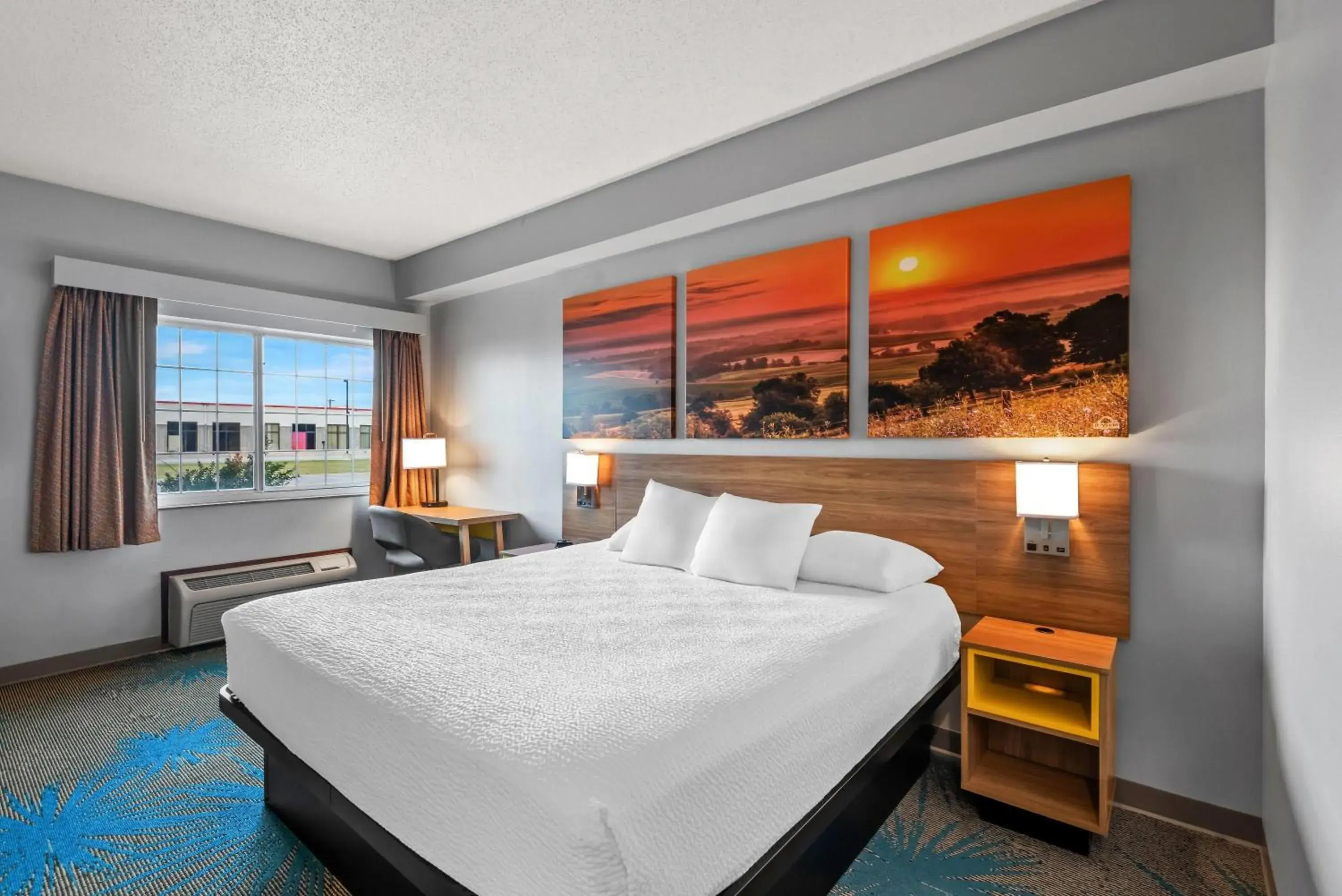 King Suite with Spa Bath- Non-Smoking in Days Inn by Wyndham Carroll King Suite with Spa Bath- Non-Smoking in Days Inn by Wyndham Carroll