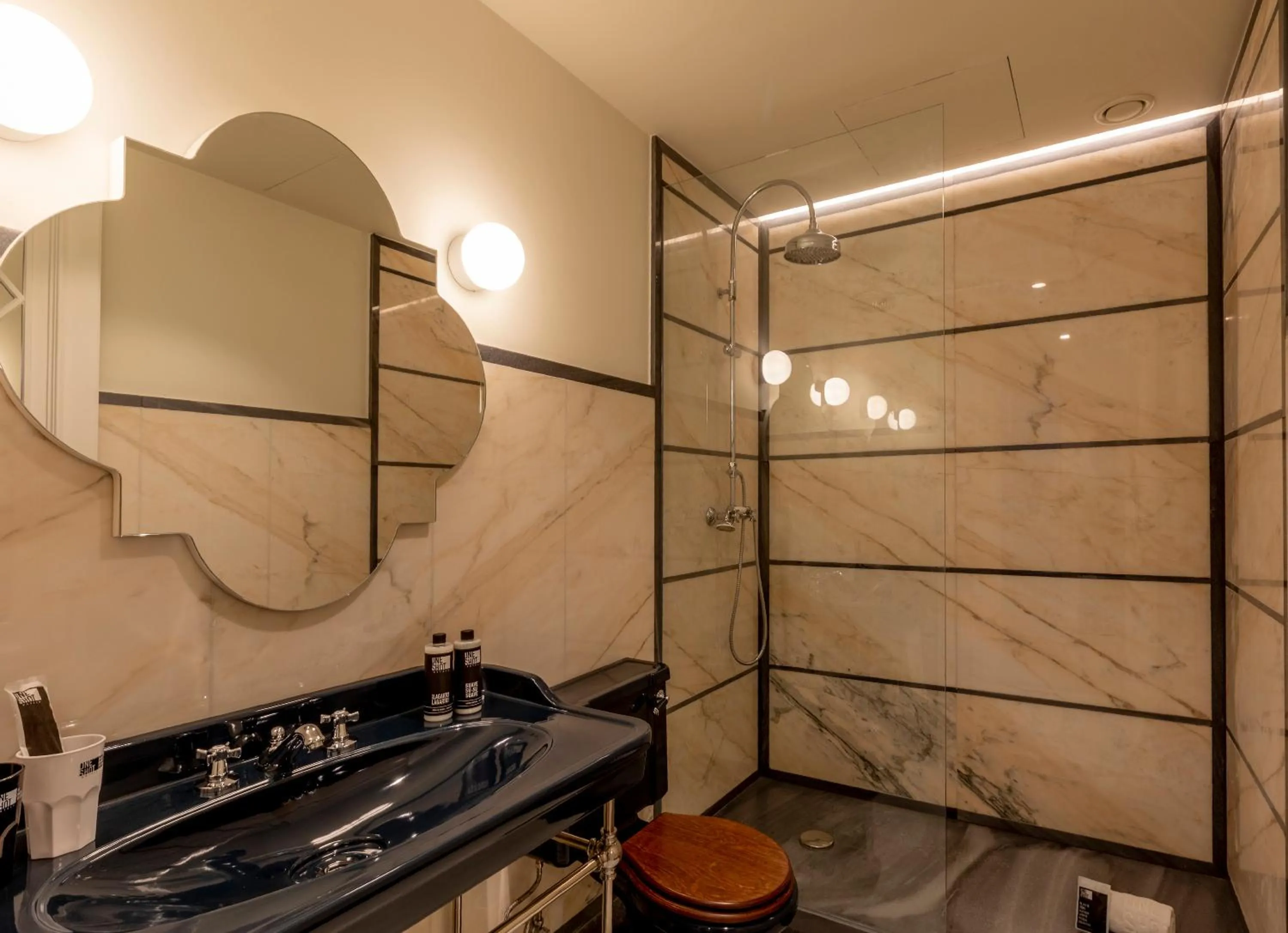 Shower in One Shot Palácio Cedofeita