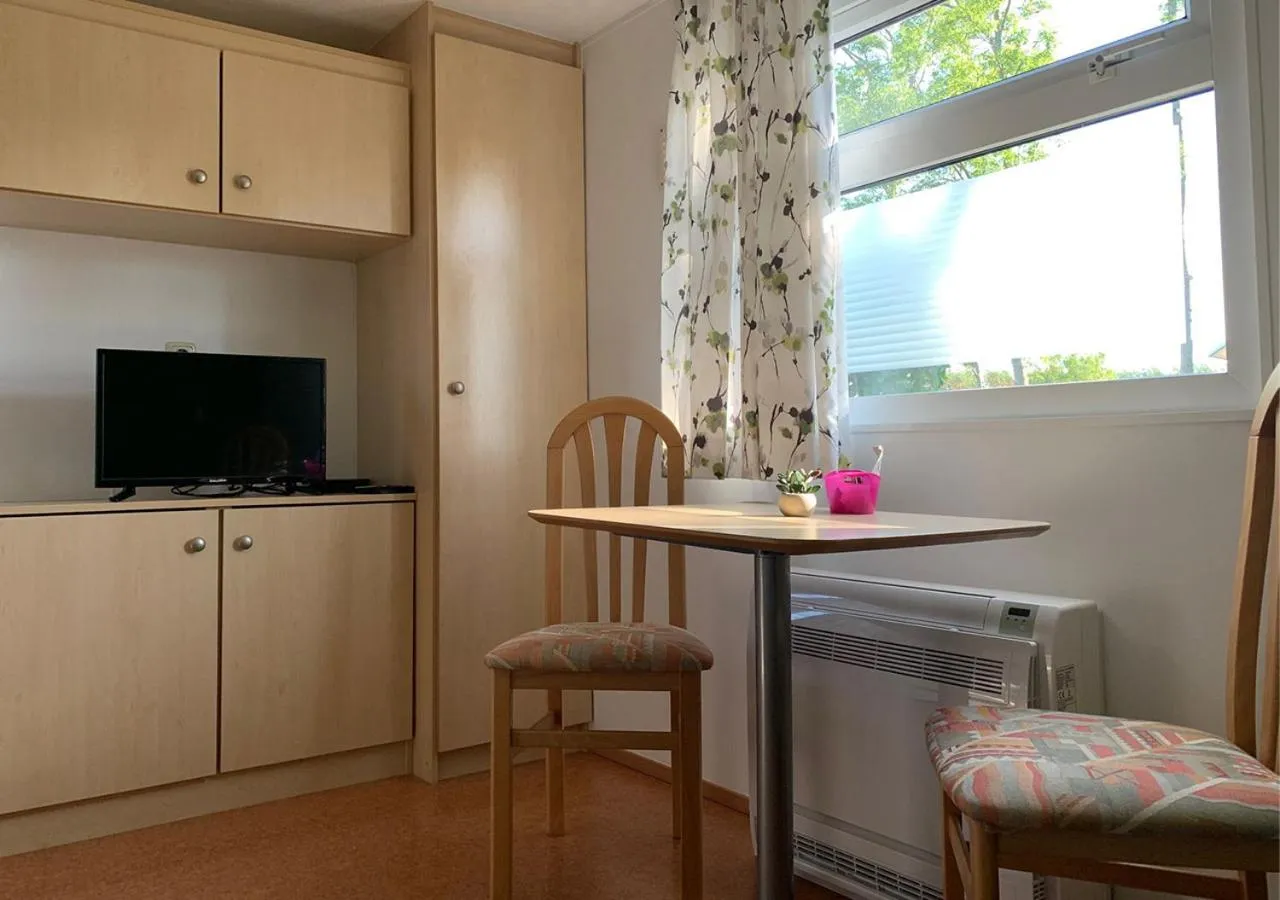 Kitchen or kitchenette in Chaletparc Krabbenkreek Zeeland - Hotel rooms "Terra Mare"