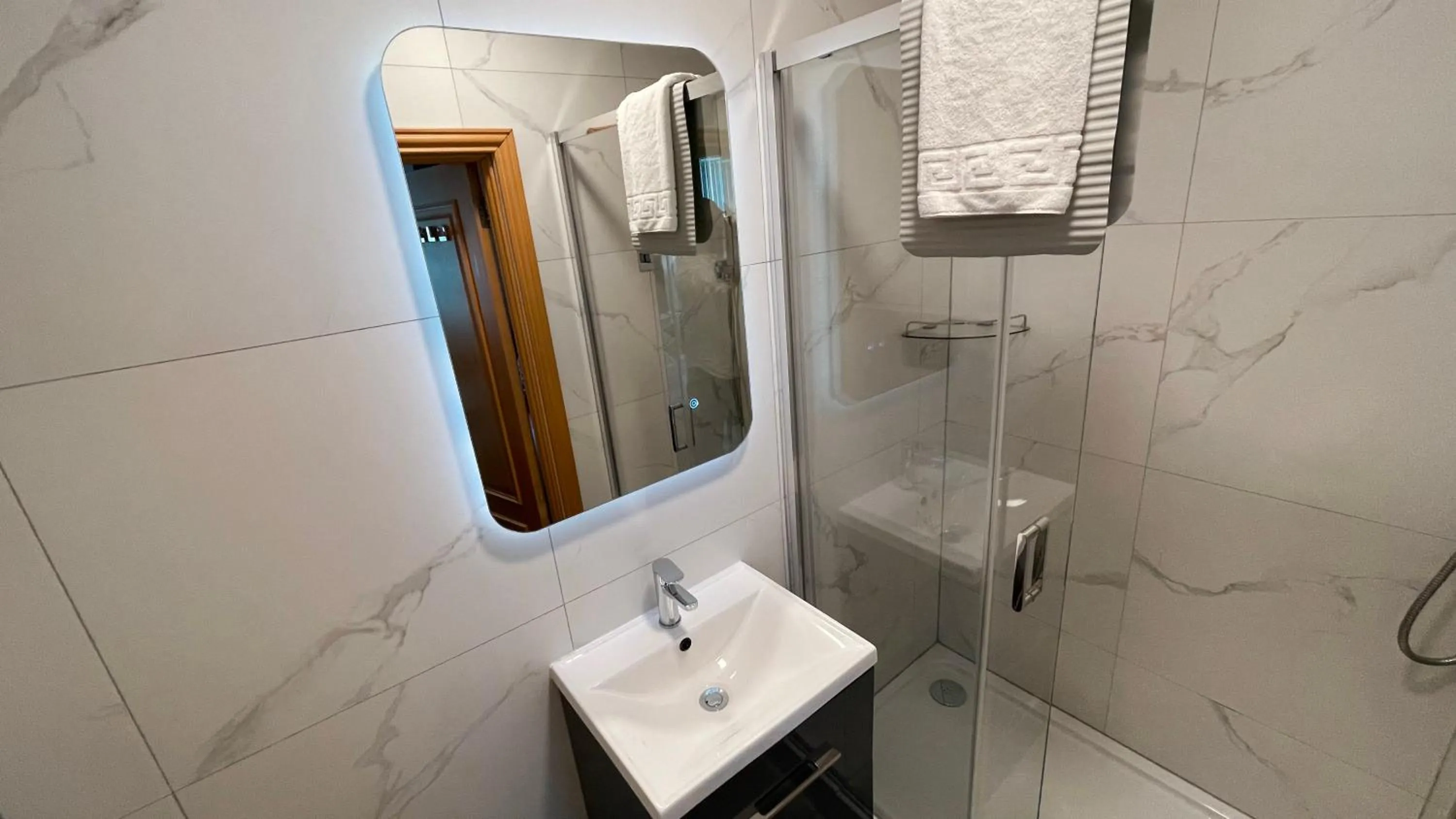 Shower in Broc House Suites