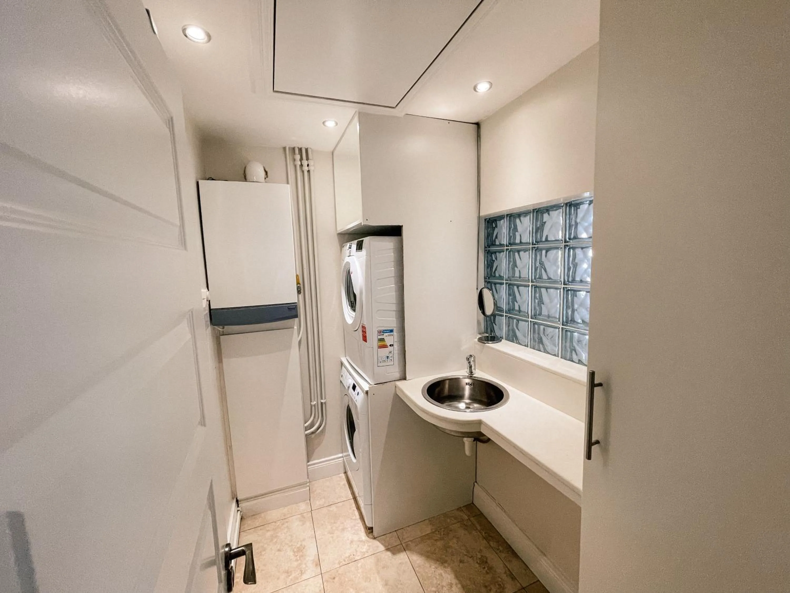 laundry in Broc House Suites