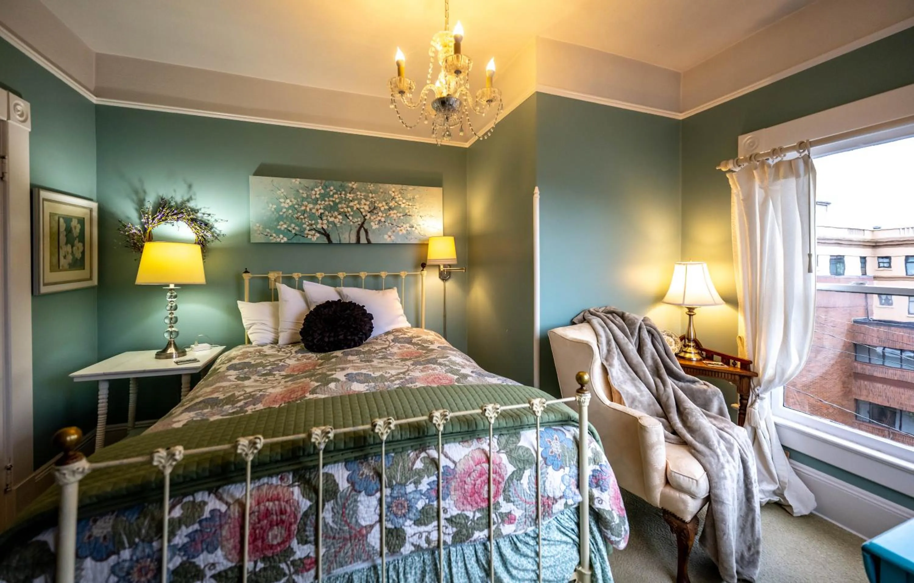 Bed in Clementine's Guest House & Vacation Rentals