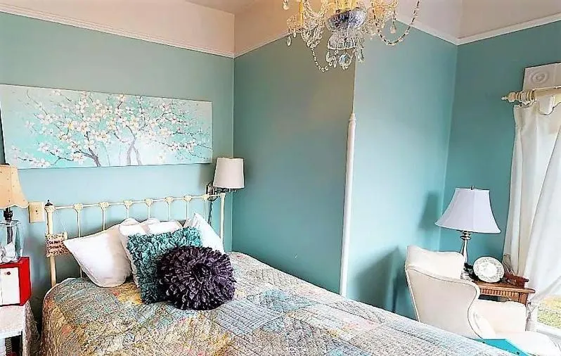 Bed in Clementine's Guest House & Vacation Rentals