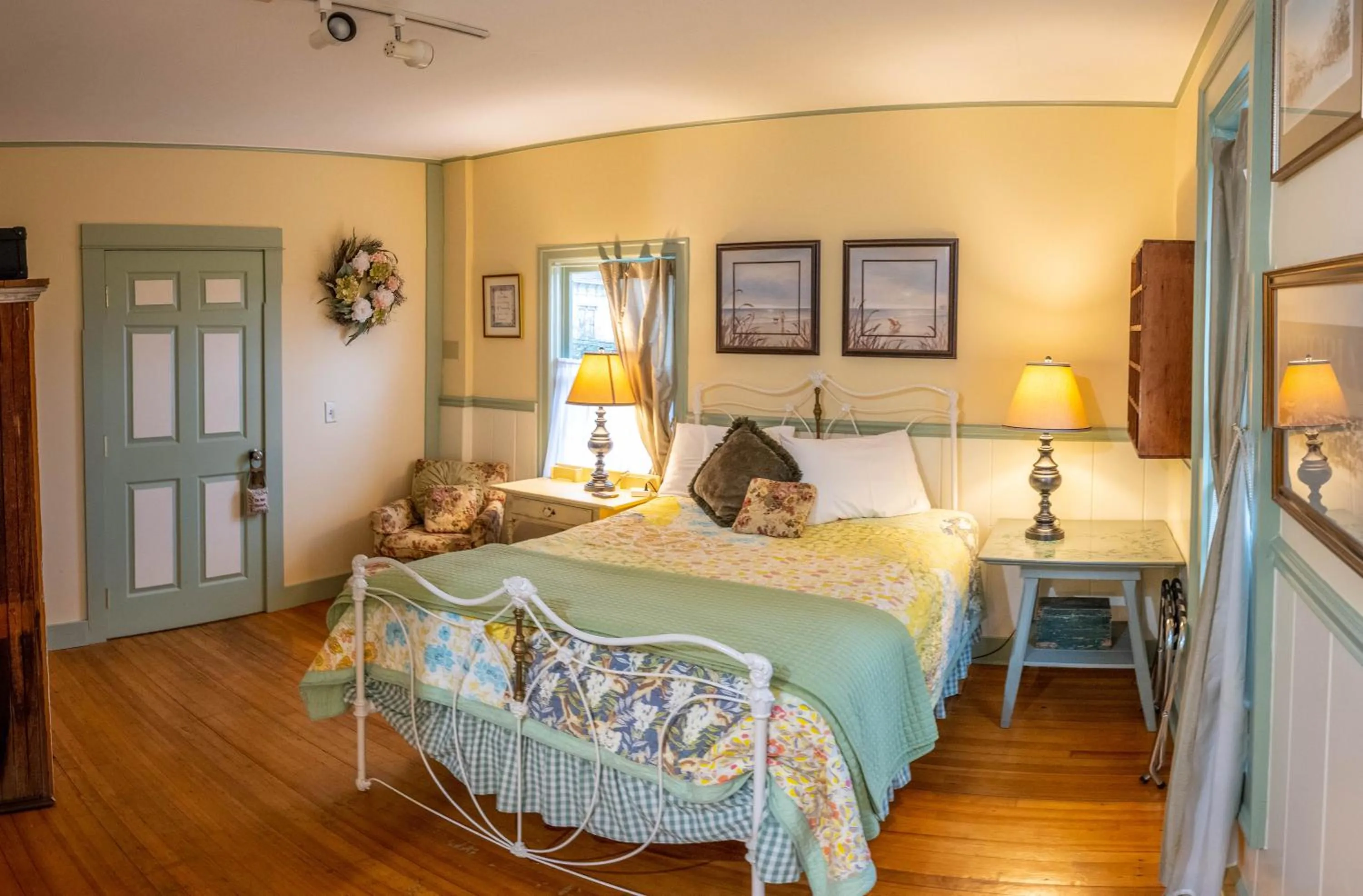 Bed in Clementine's Guest House & Vacation Rentals