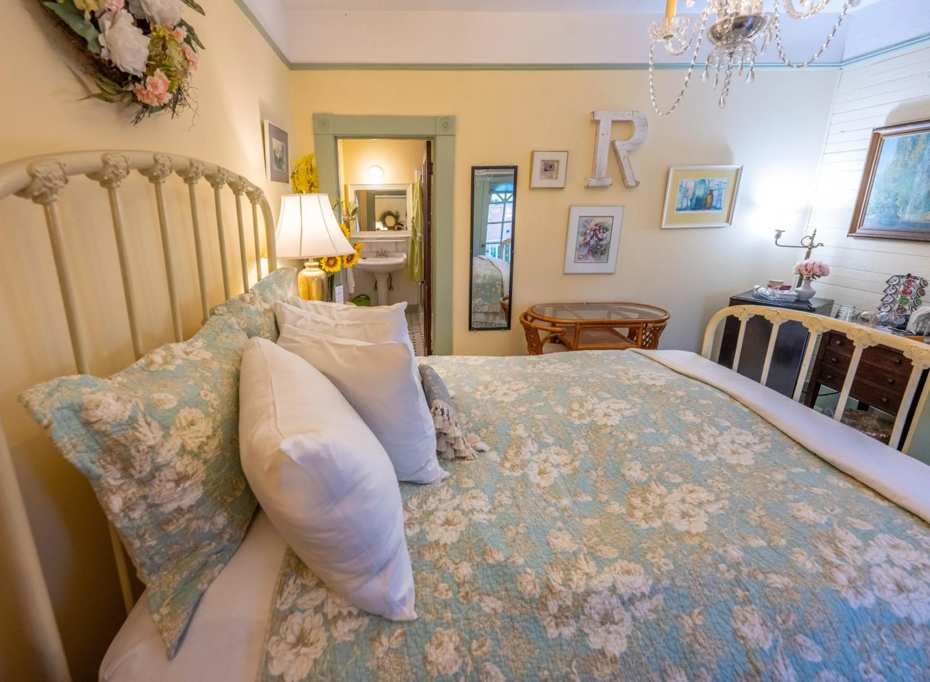 Bed in Clementine's Guest House & Vacation Rentals