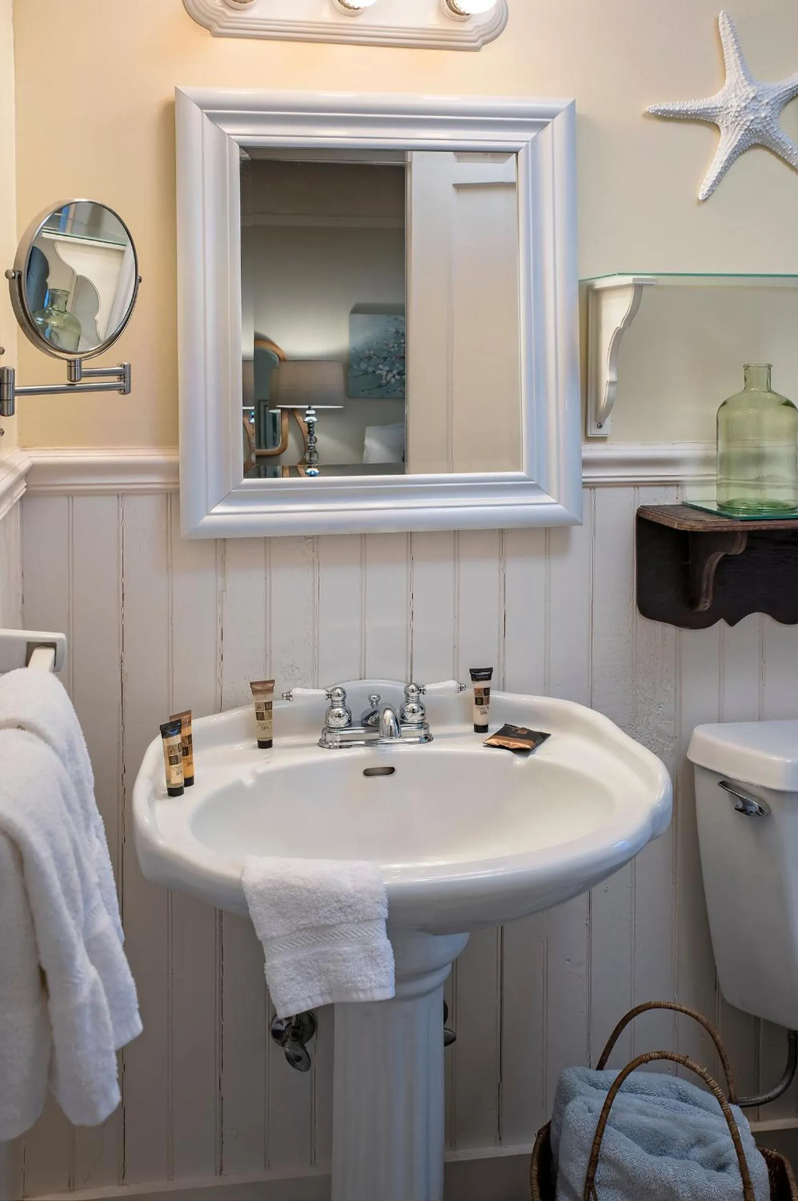 Bathroom in Clementine's Guest House & Vacation Rentals
