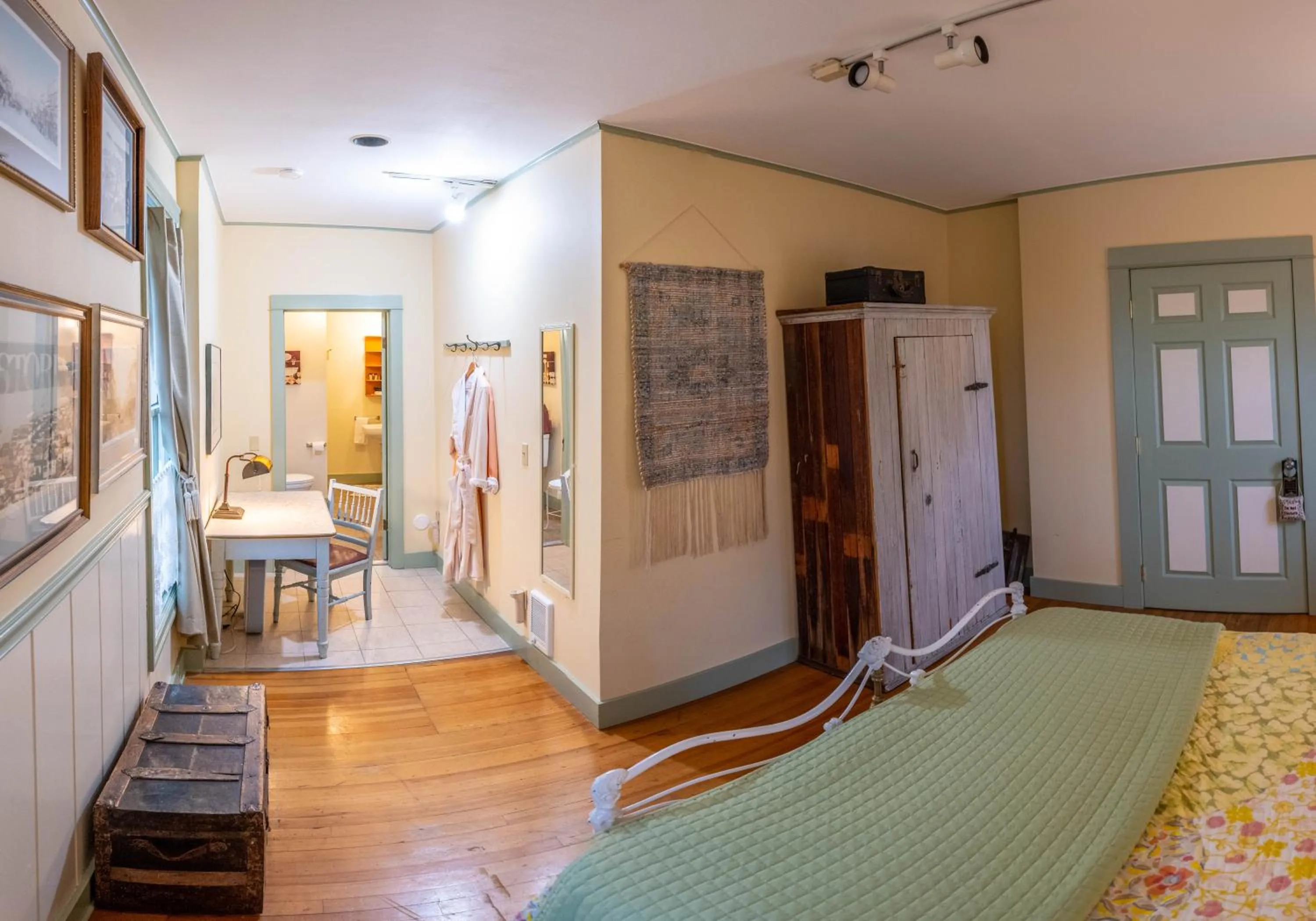 Bed in Clementine's Guest House & Vacation Rentals