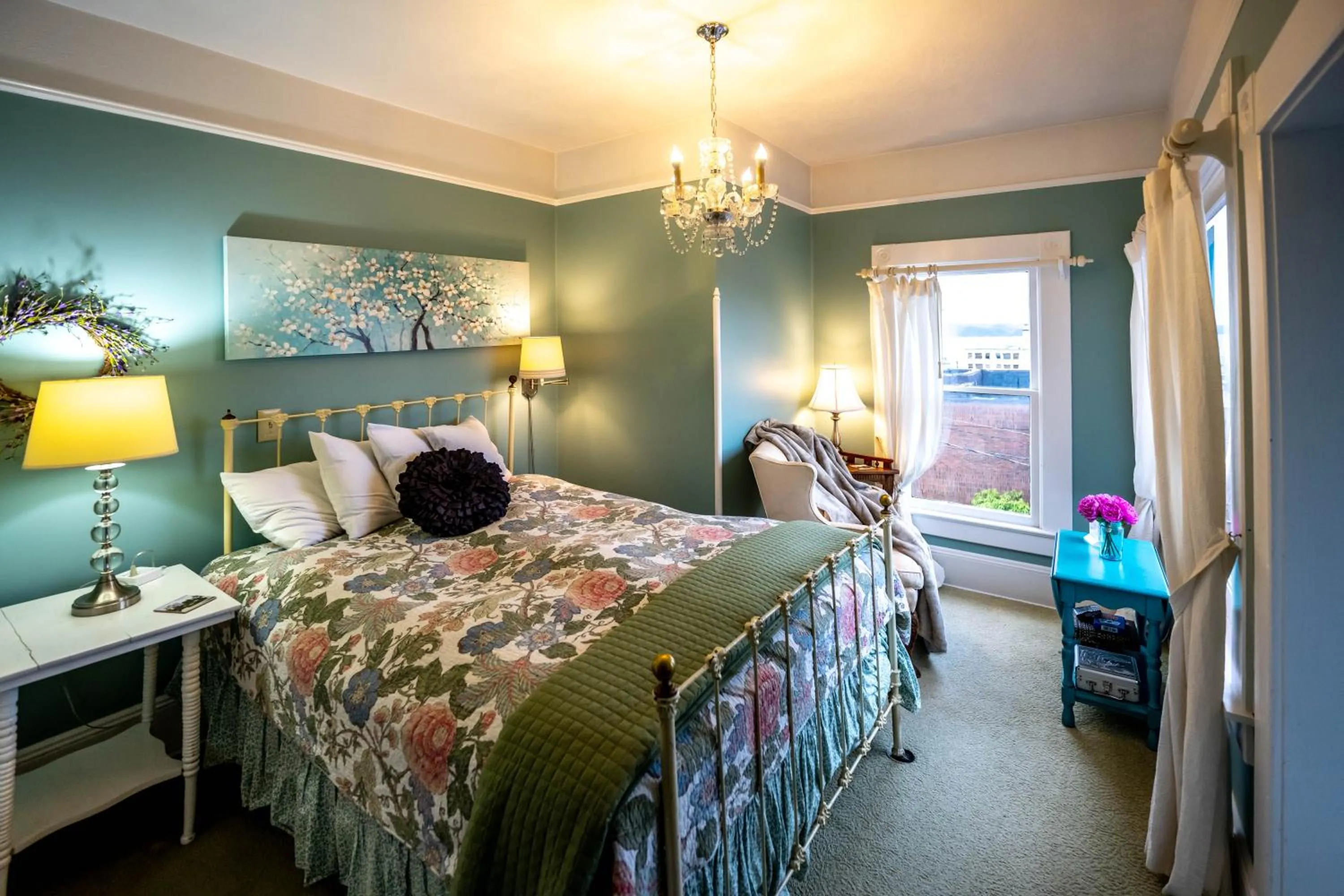 Bed in Clementine's Guest House & Vacation Rentals