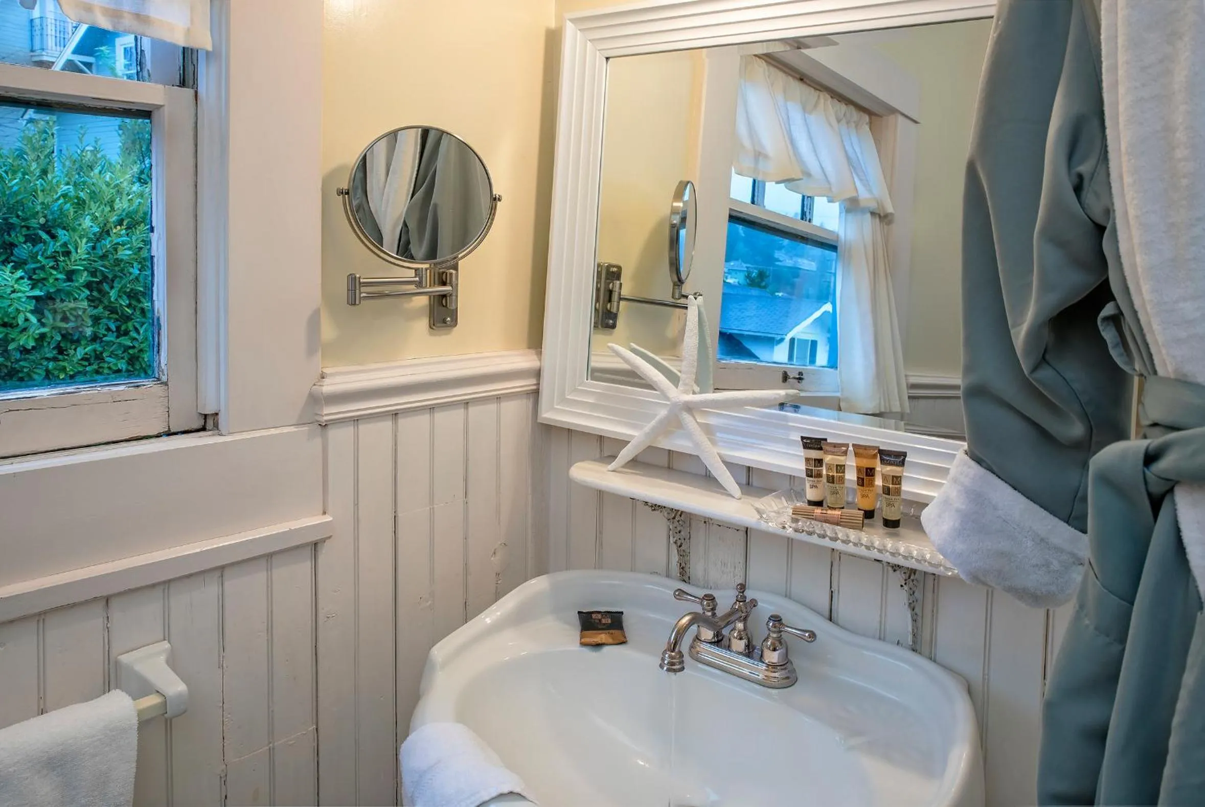 Bathroom in Clementine's Guest House & Vacation Rentals