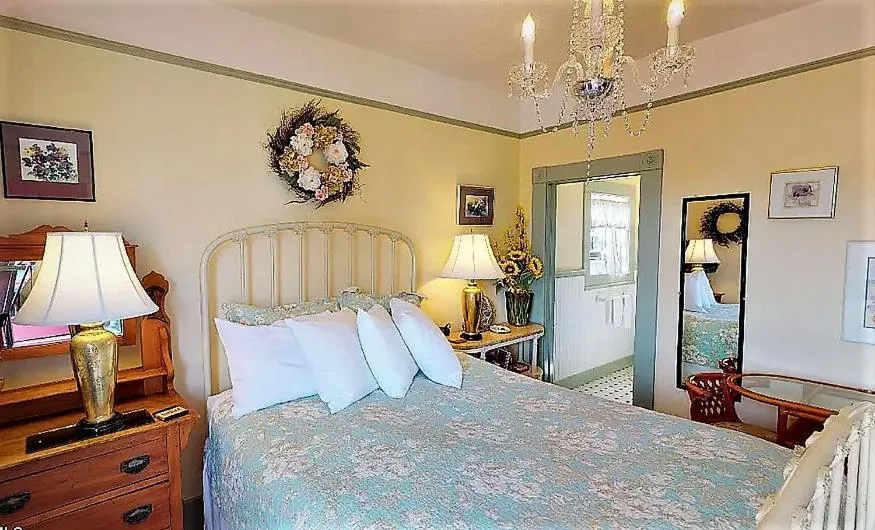 Bed in Clementine's Guest House & Vacation Rentals