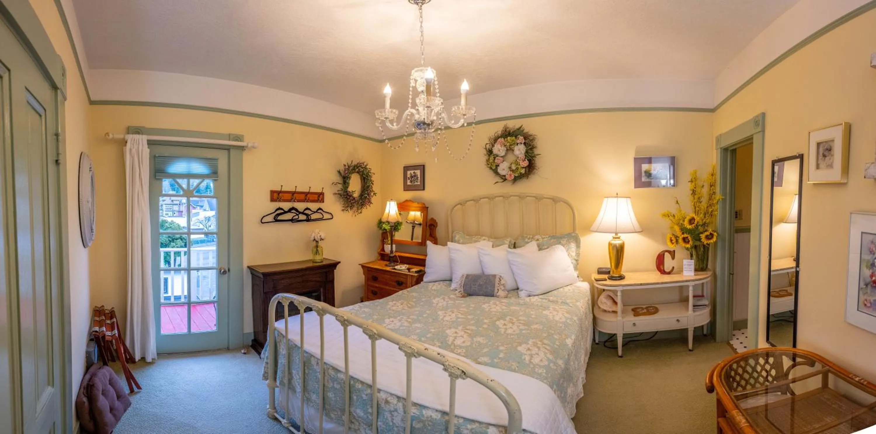 Bed in Clementine's Guest House & Vacation Rentals