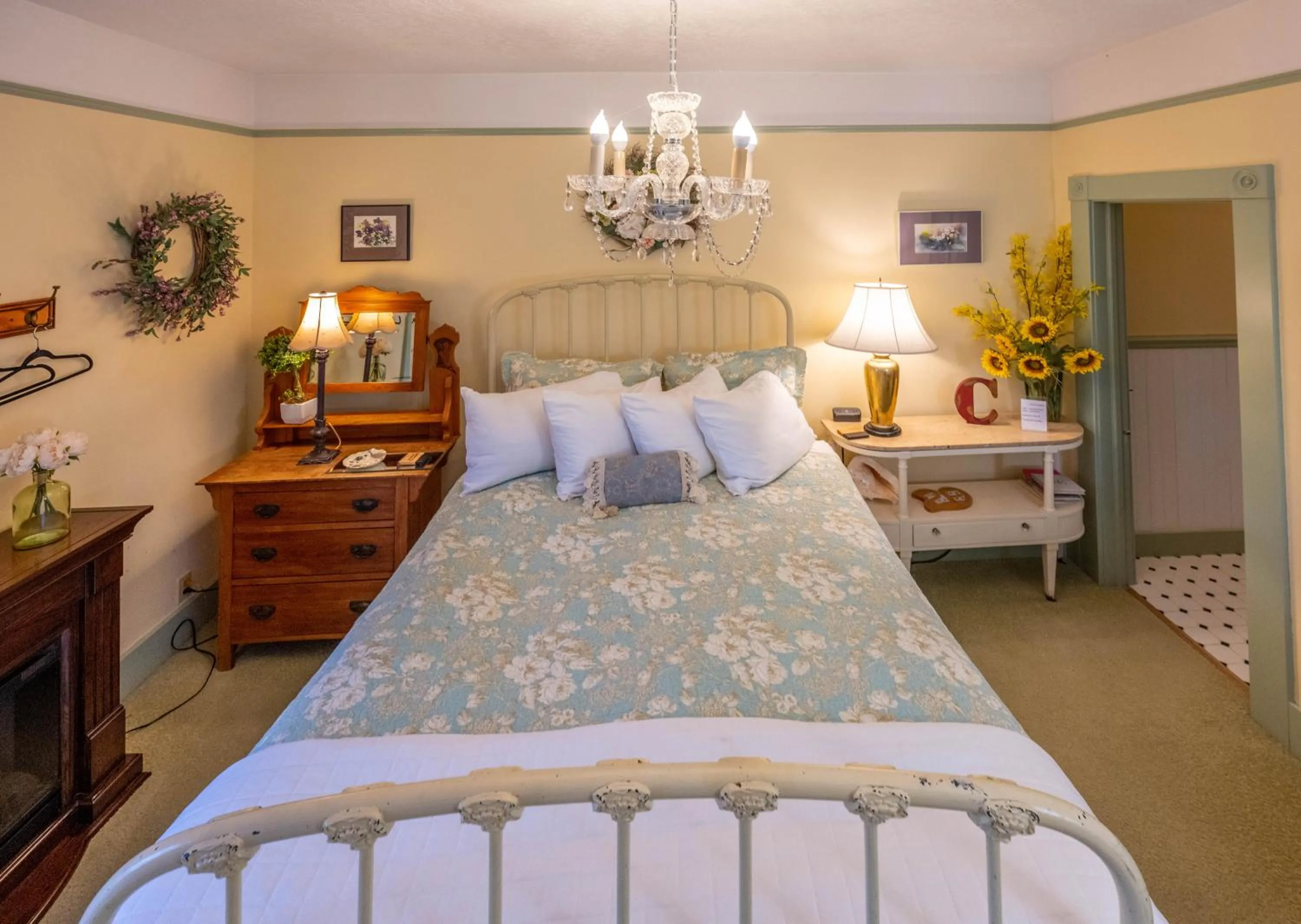 Bed in Clementine's Guest House & Vacation Rentals