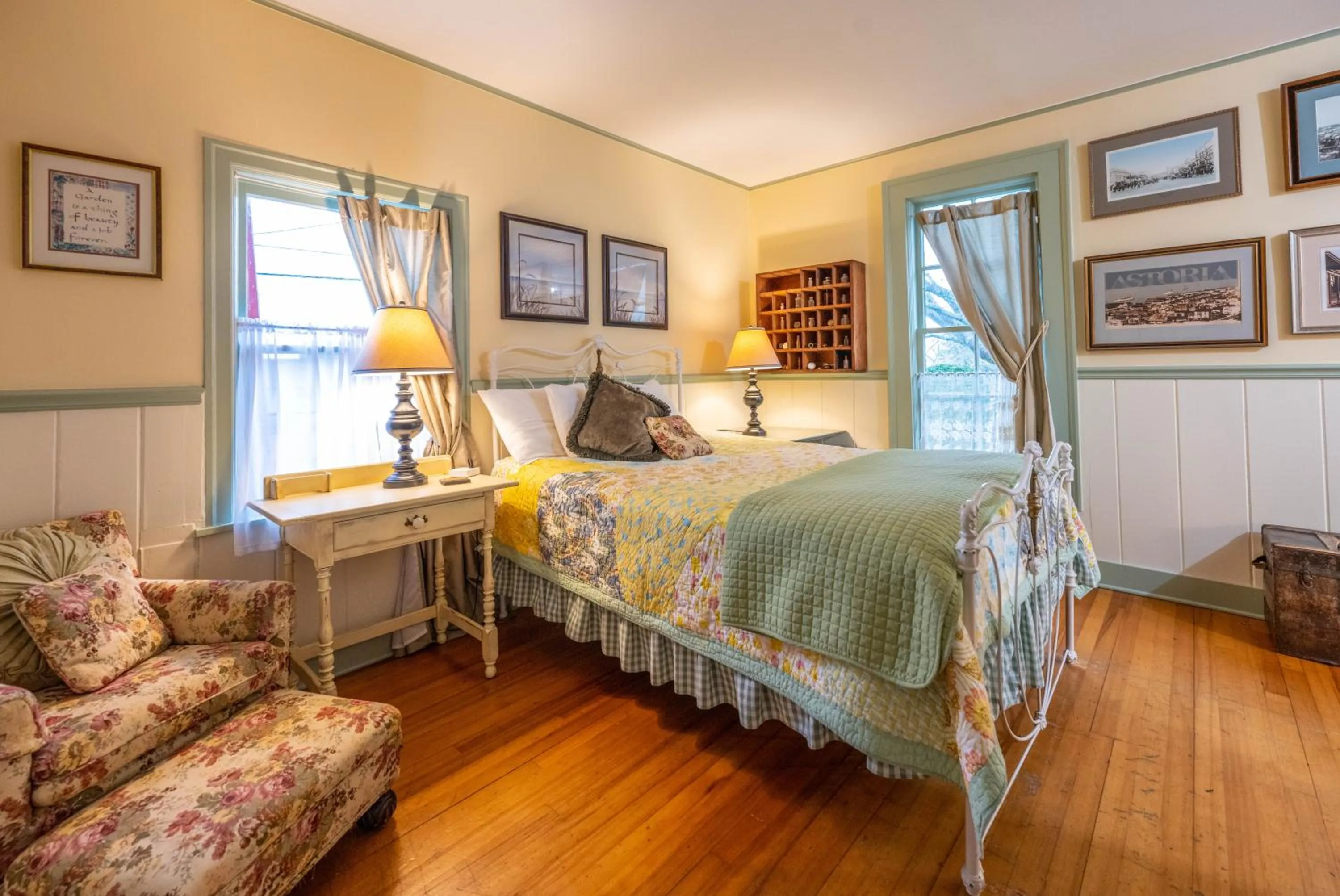 Bed in Clementine's Guest House & Vacation Rentals