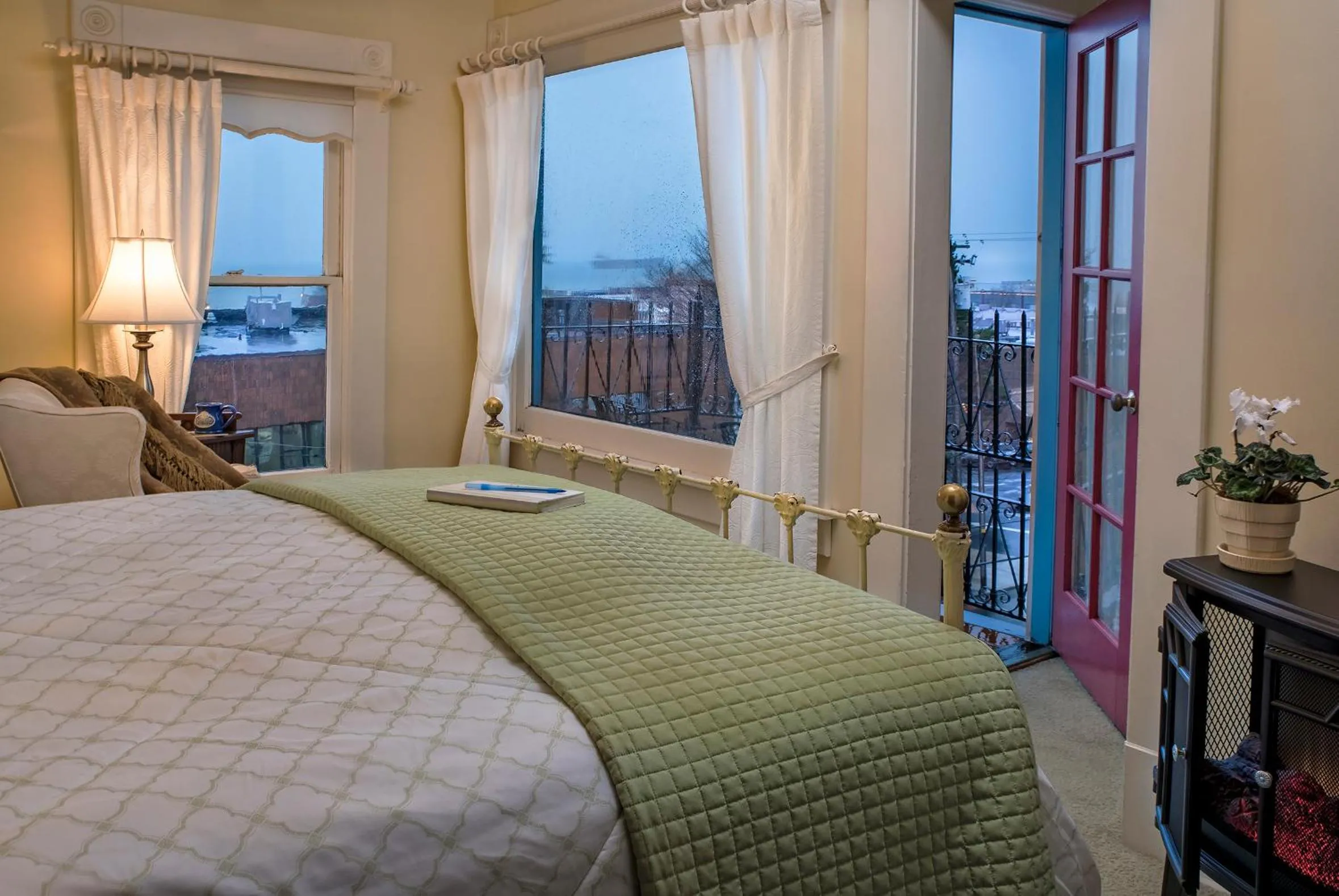 Bed in Clementine's Guest House & Vacation Rentals