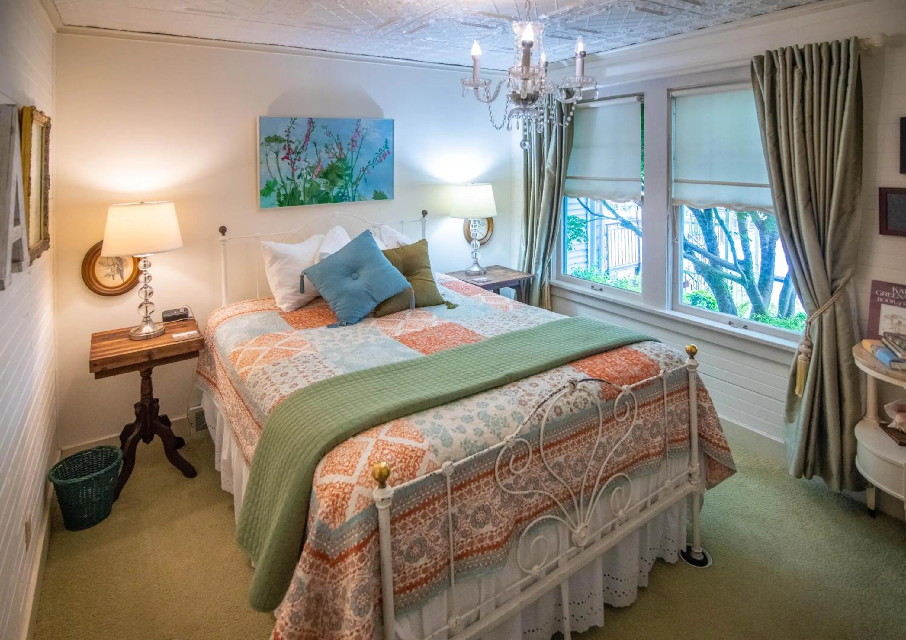 Photo of the whole room, Bed in Clementine's Guest House & Vacation Rentals