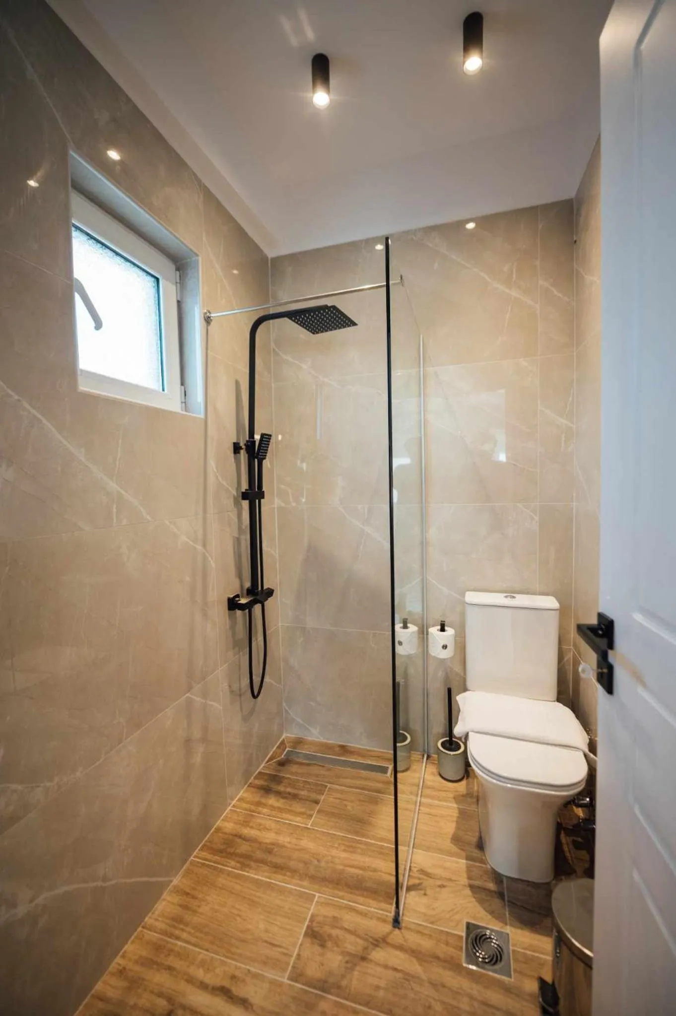 Shower in Thirsty Dog Urban Port Studios