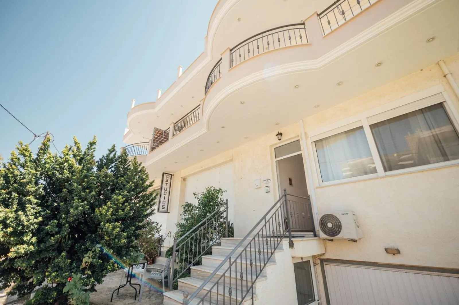 Property building in Thirsty Dog Urban Port Studios