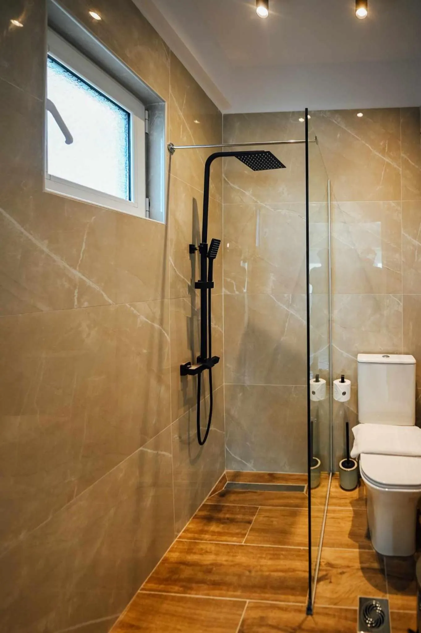 Shower in Thirsty Dog Urban Port Studios