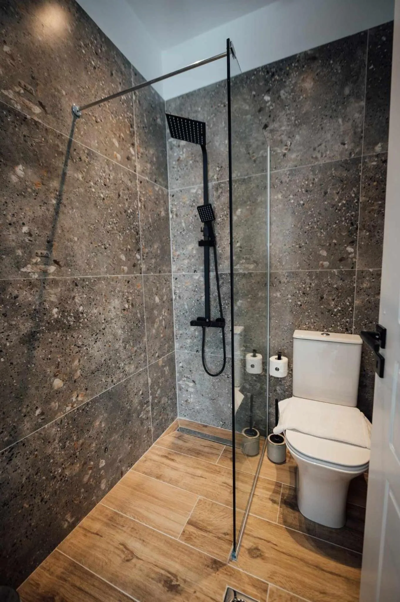 Shower in Thirsty Dog Urban Port Studios