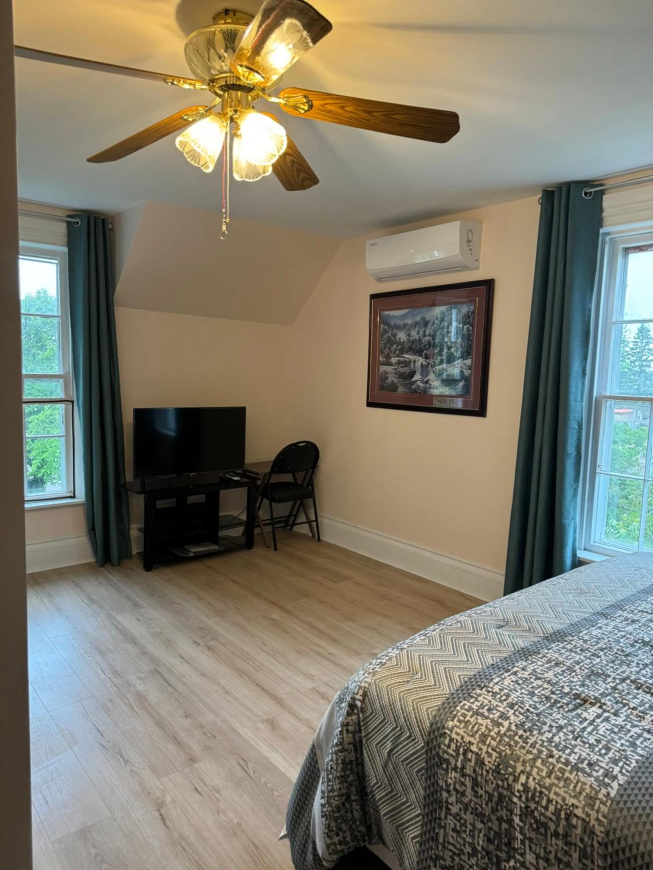 Bedroom, Bed in Sunflower Guest Suites