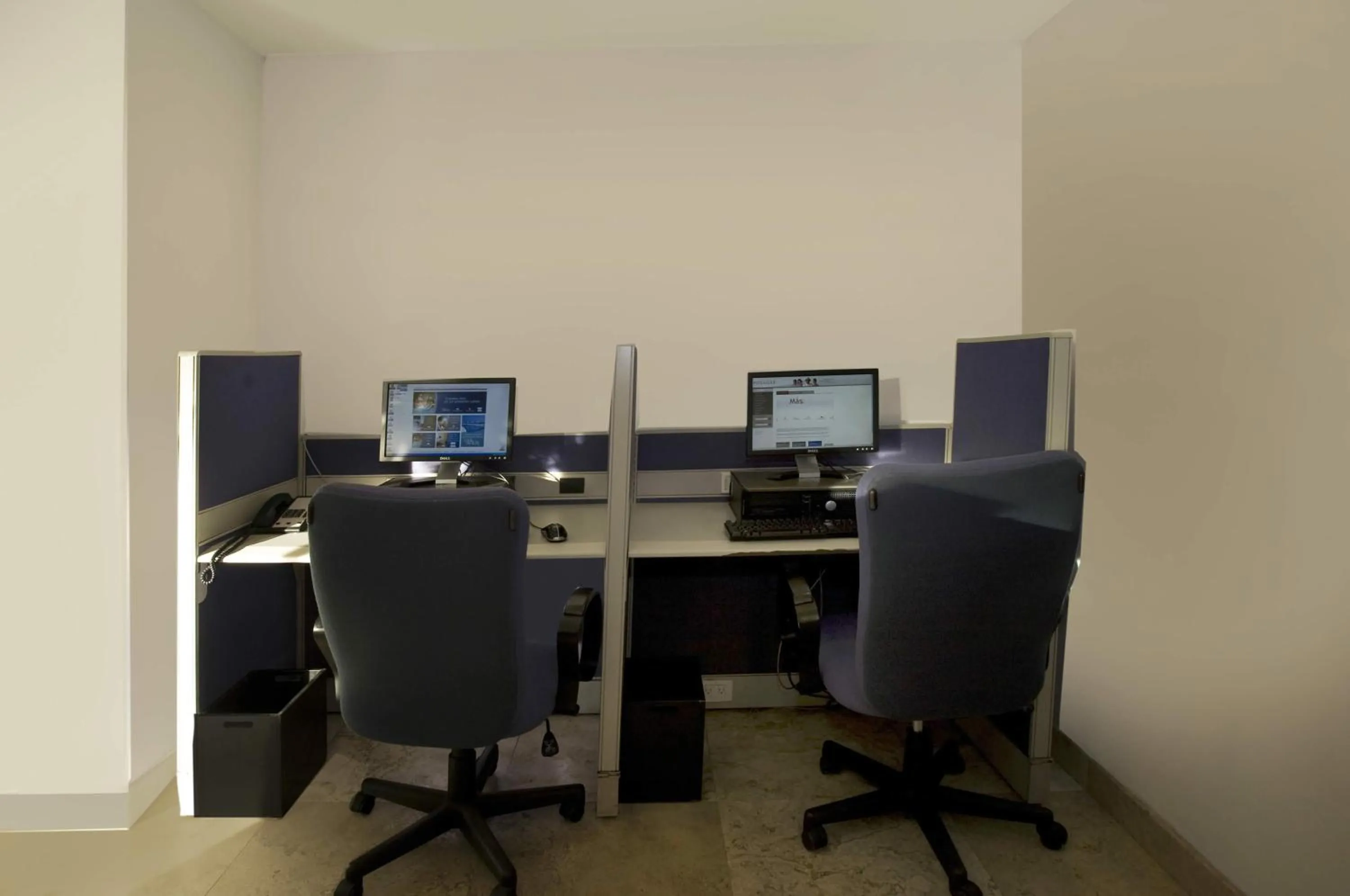 Business facilities in One Queretaro Plaza Galerias