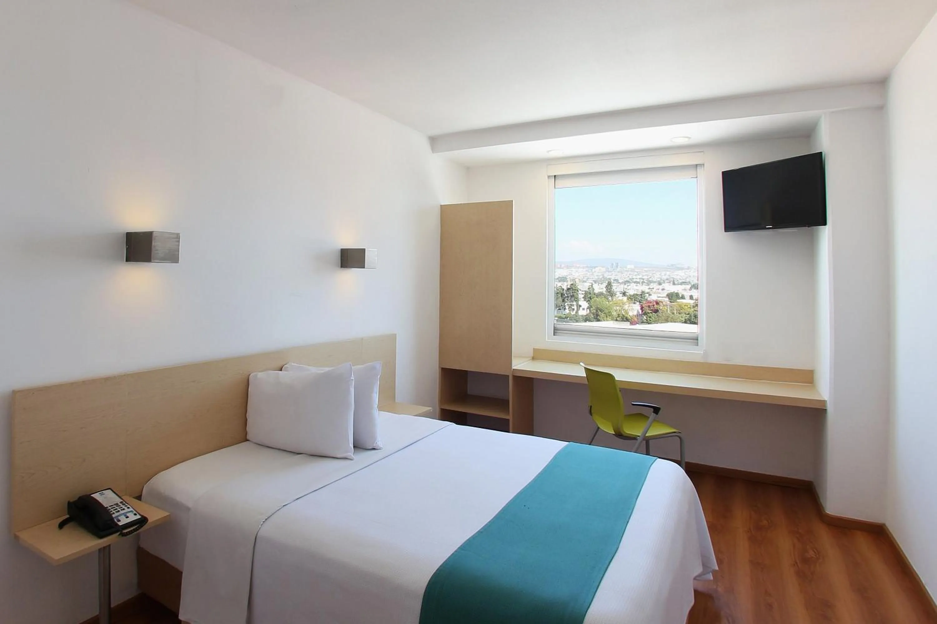 Photo of the whole room, Bed in One Queretaro Plaza Galerias