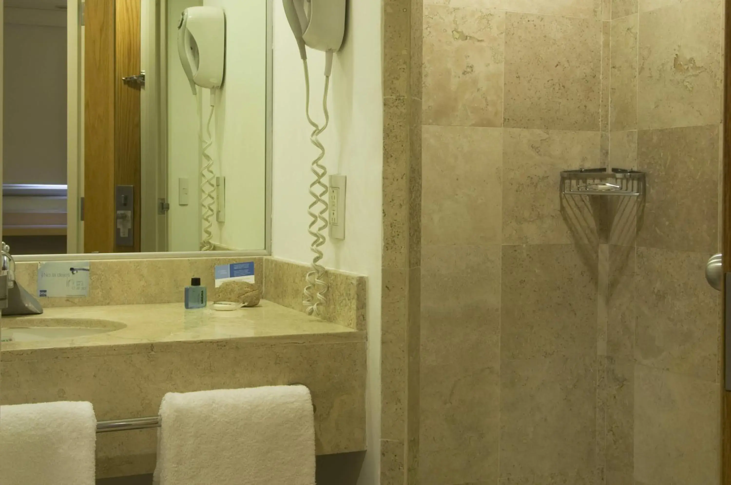 Bathroom in One Queretaro Plaza Galerias Bathroom in One Queretaro Plaza Galerias