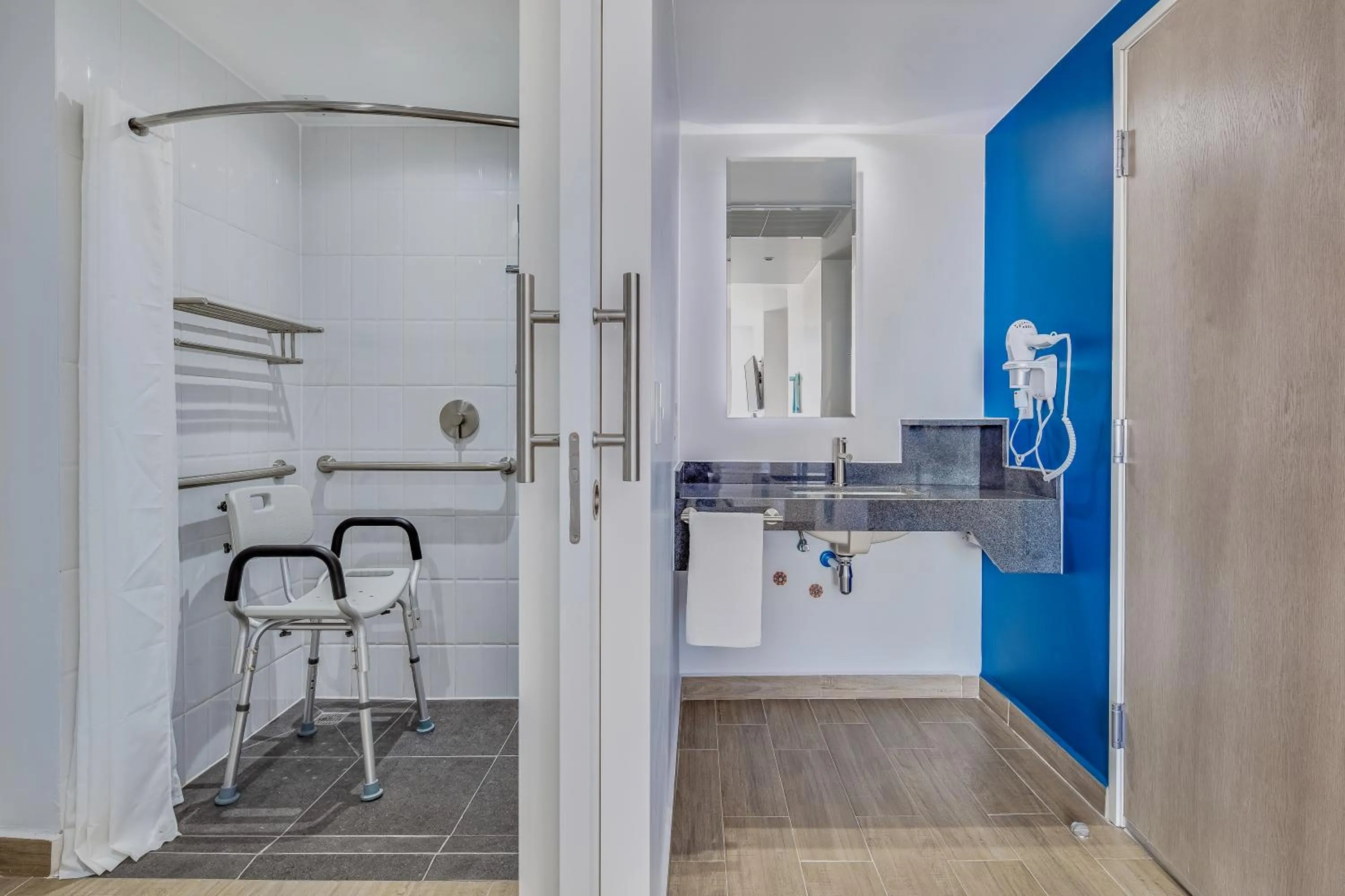 Shower, Bathroom in Mision Express Irapuato