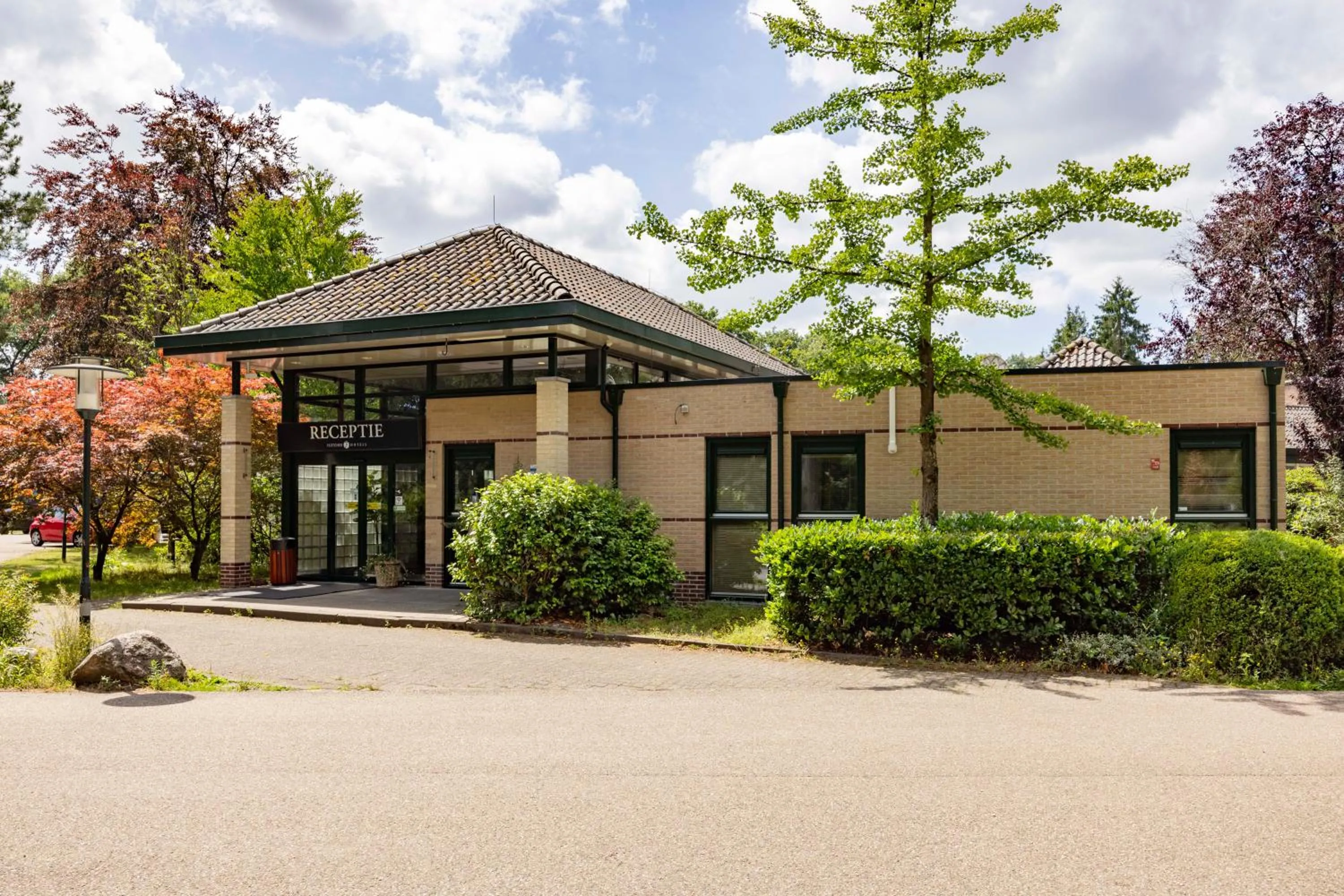 Property building in Fletcher Hotel Restaurant Victoria-Hoenderloo