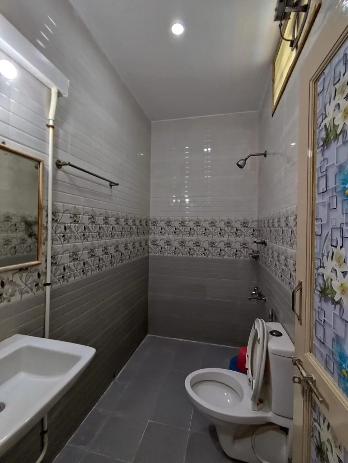 Shower in Sri Murugan Beach Paradise Hotel