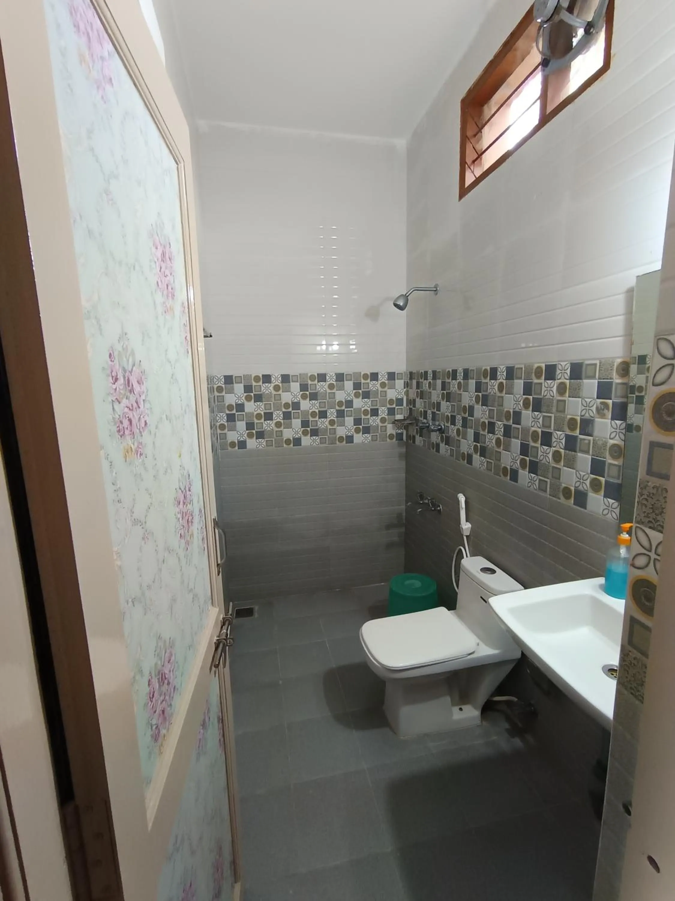 Shower in Sri Murugan Beach Paradise Hotel